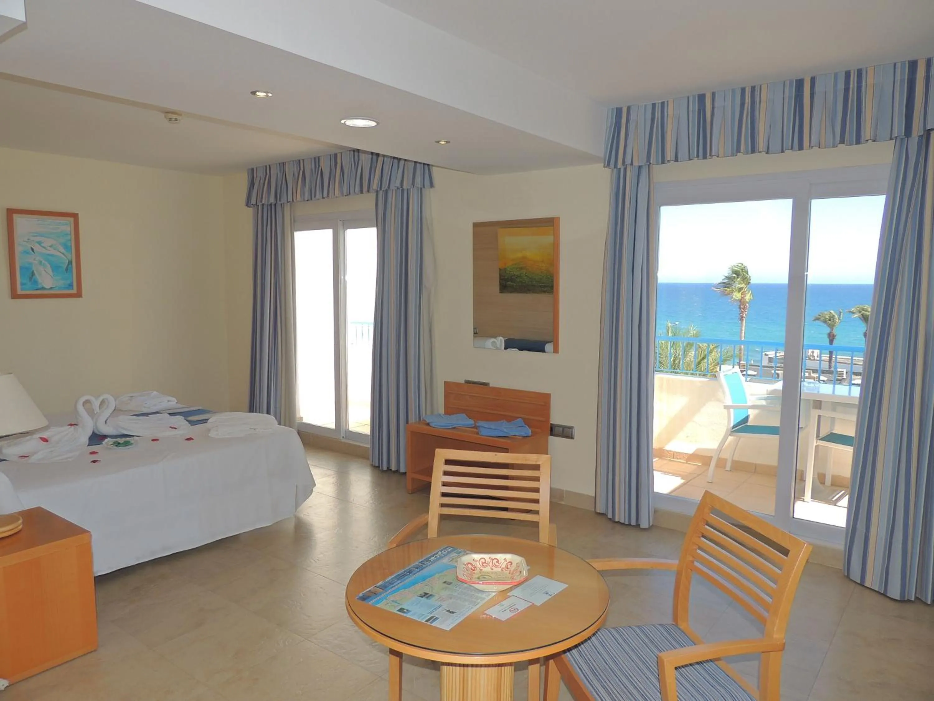 Balcony/Terrace, Bed in Hotel Punta del Cantal
