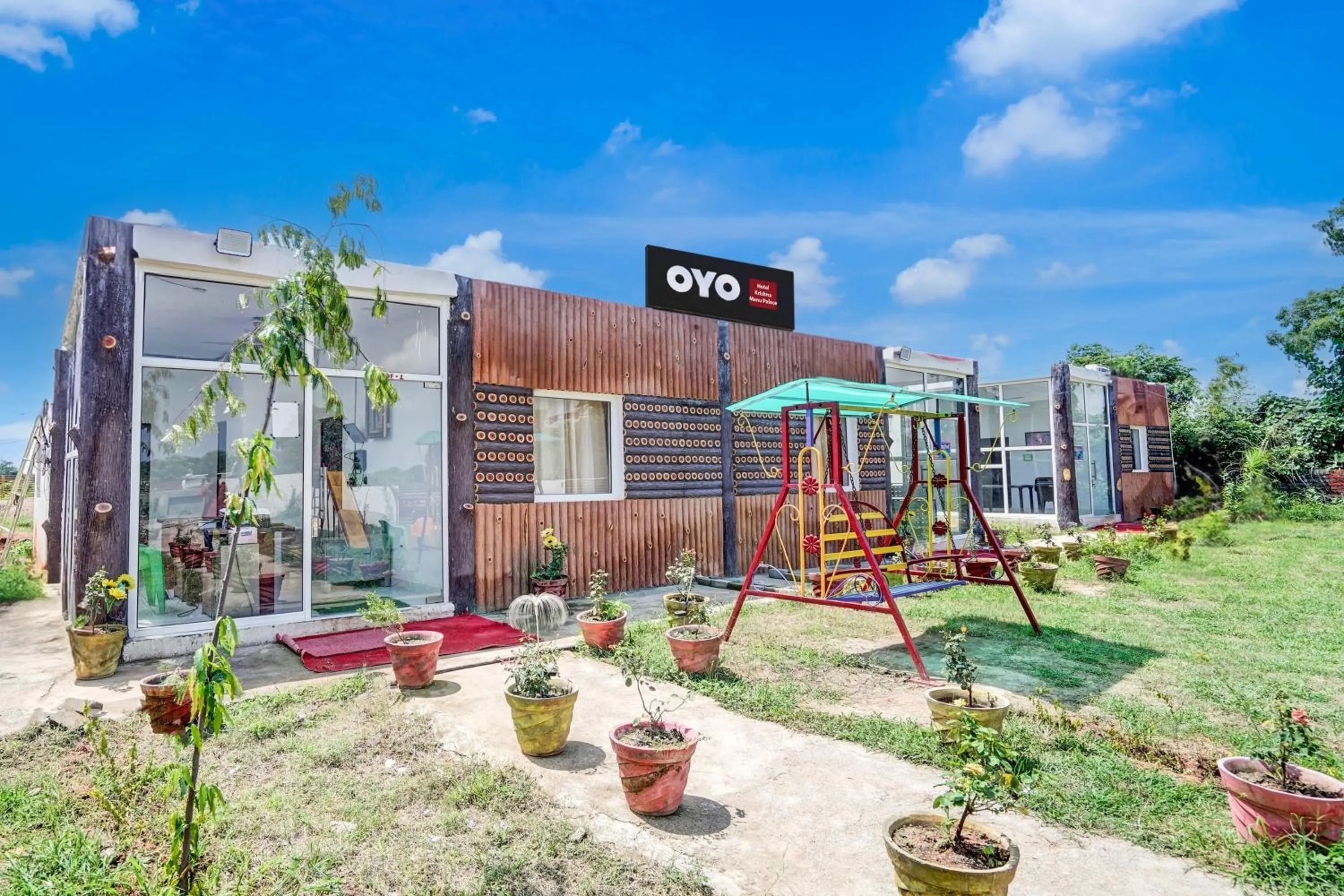 Facade/entrance in Hotel O Krishna Manu Palace