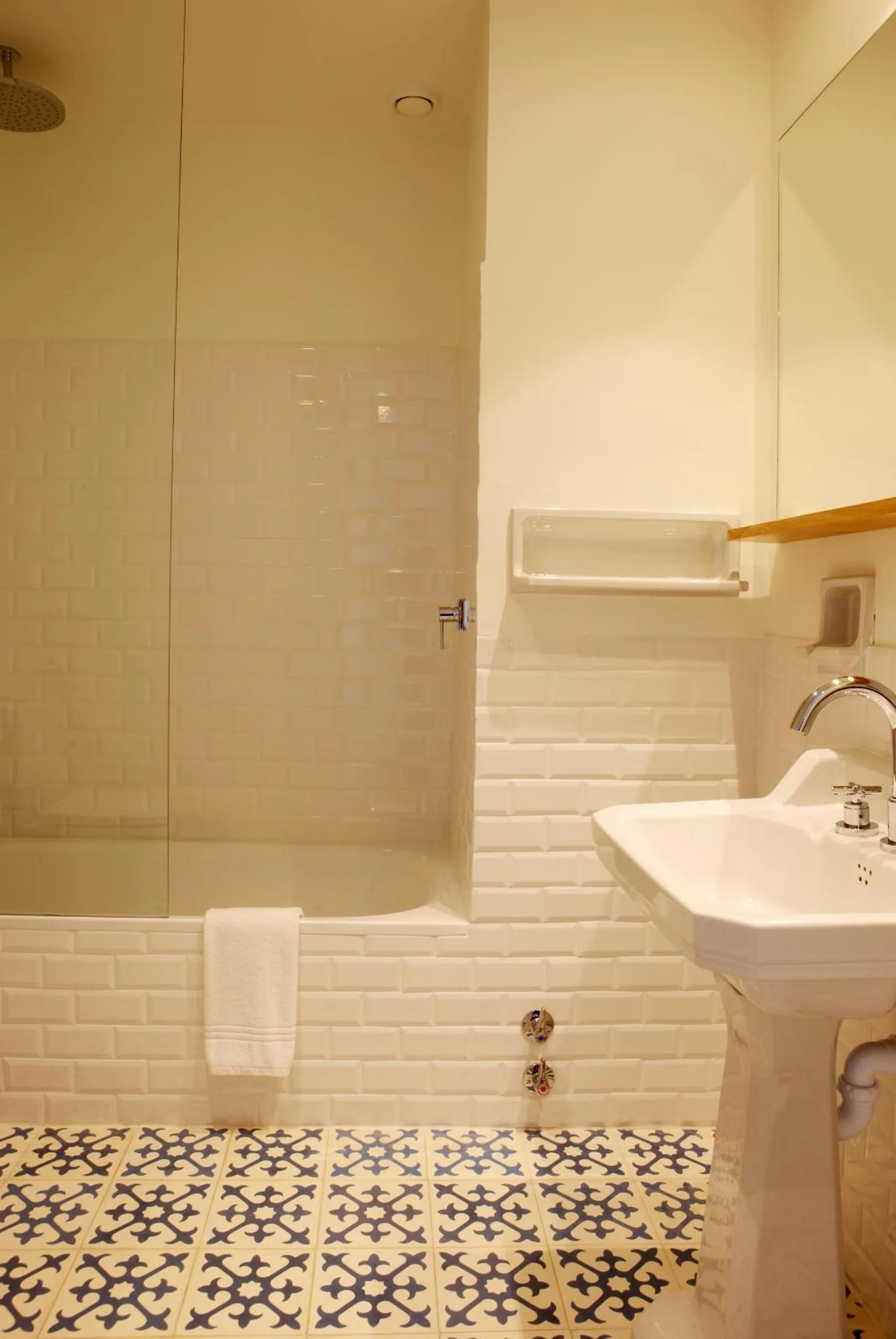 Photo of the whole room in Hostal Empúries