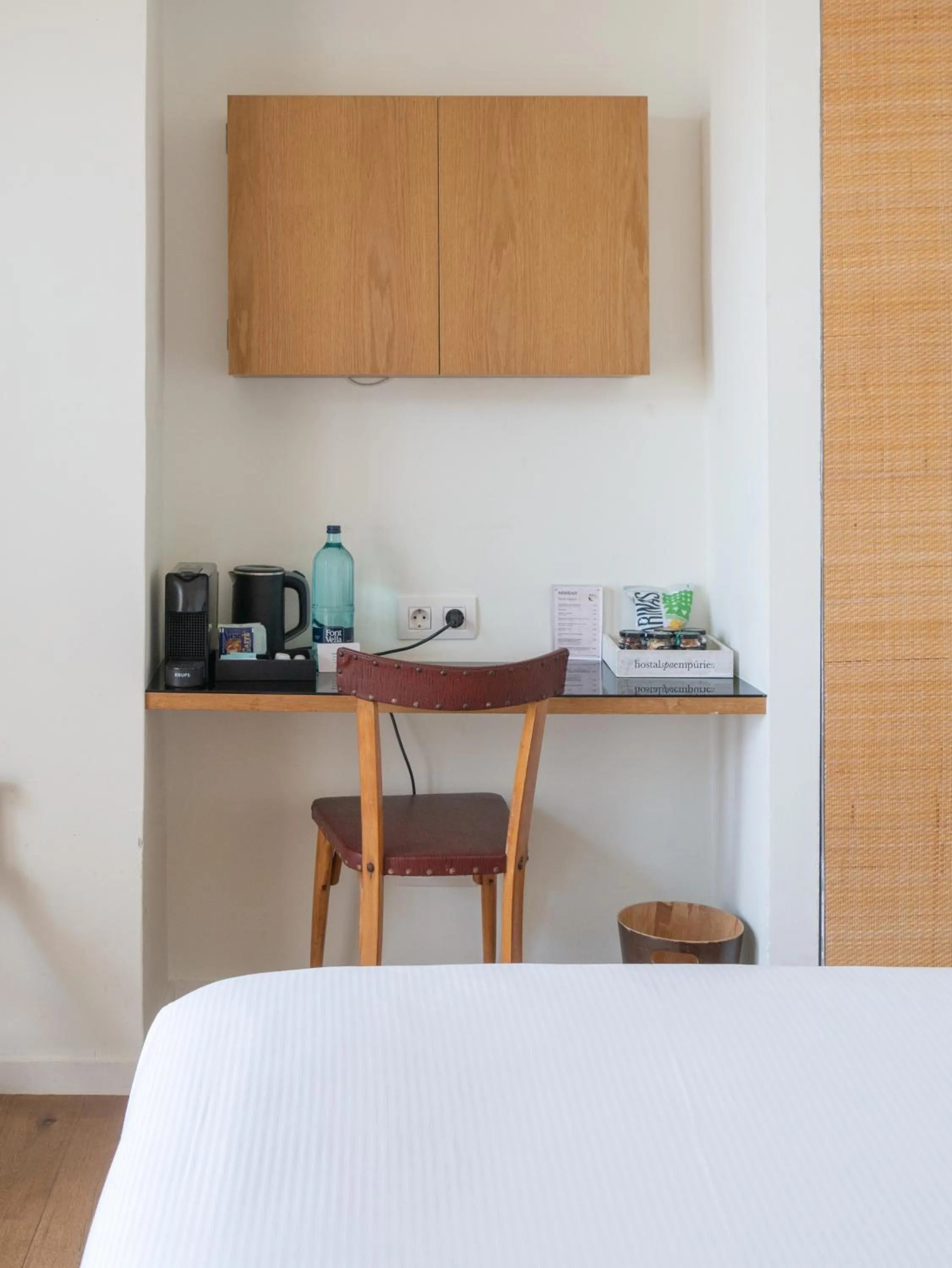 Bedroom, Bed in Hostal Empúries