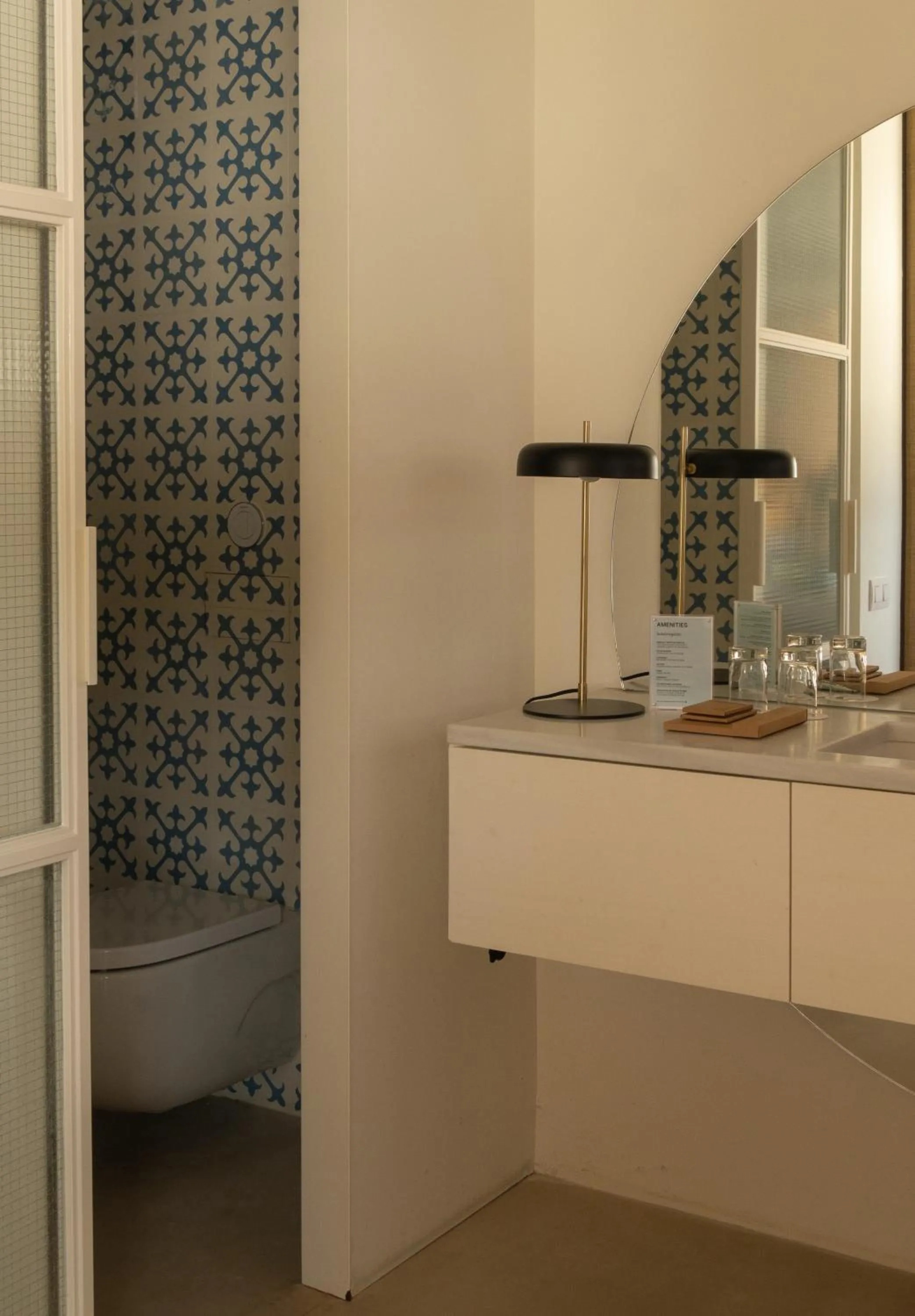 Toilet in Hostal Empúries