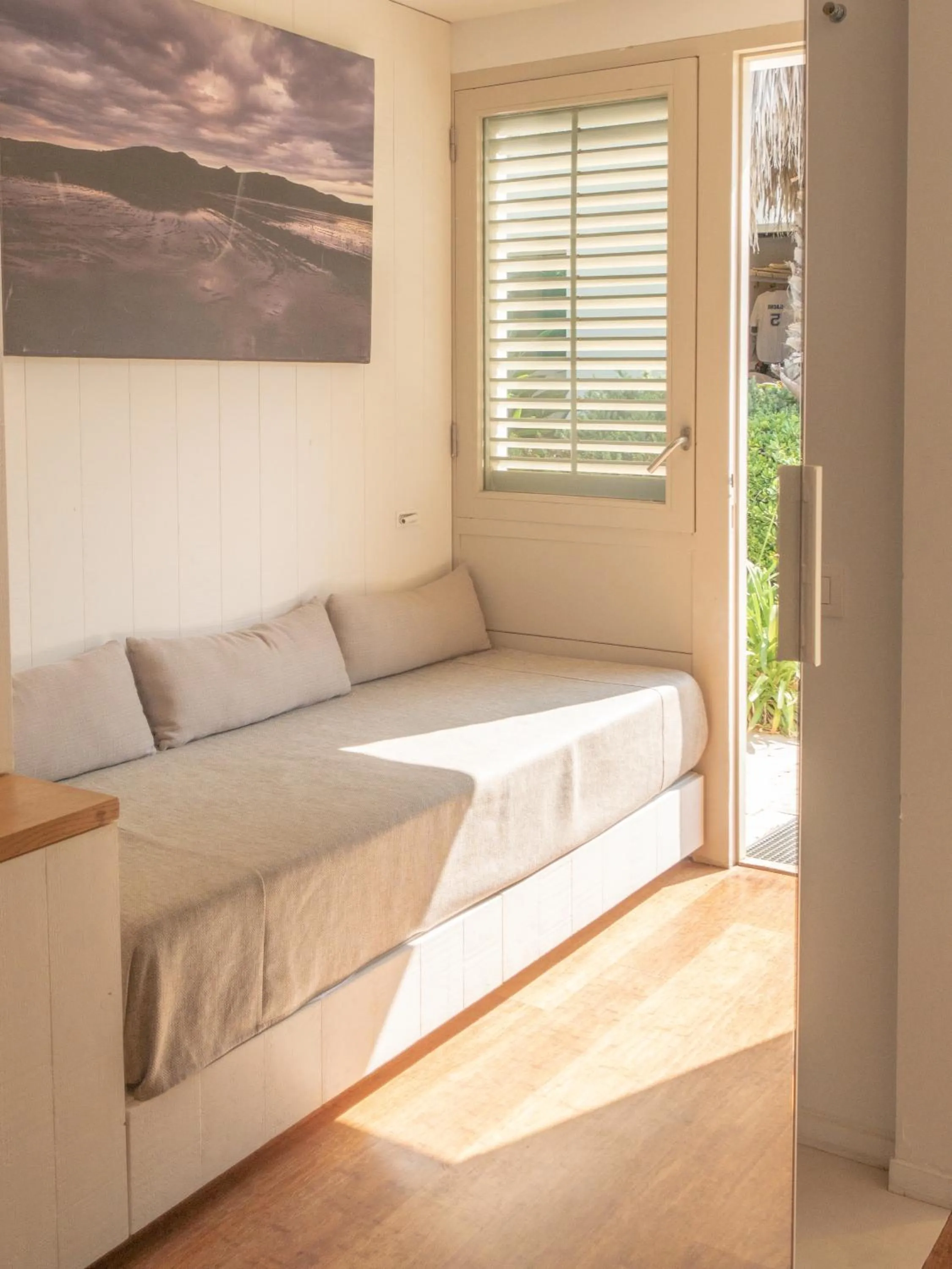 Living room, Bed in Hostal Empúries