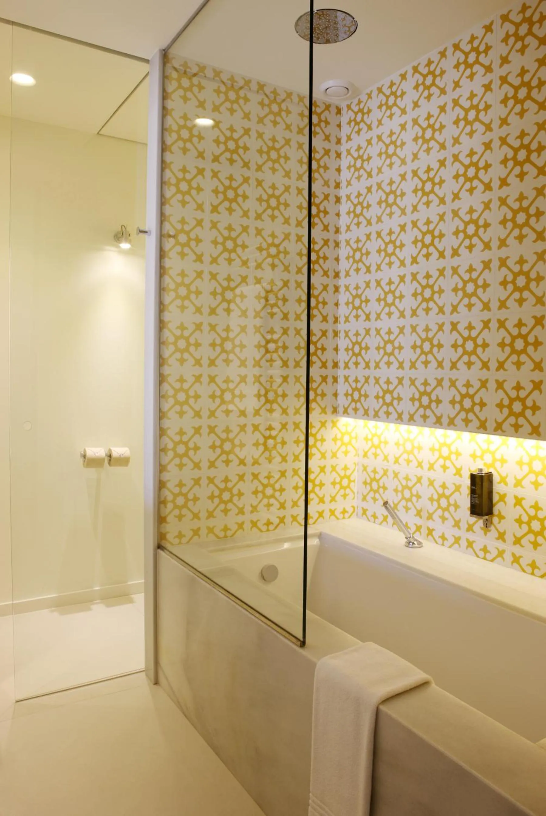 Photo of the whole room in Hostal Empúries