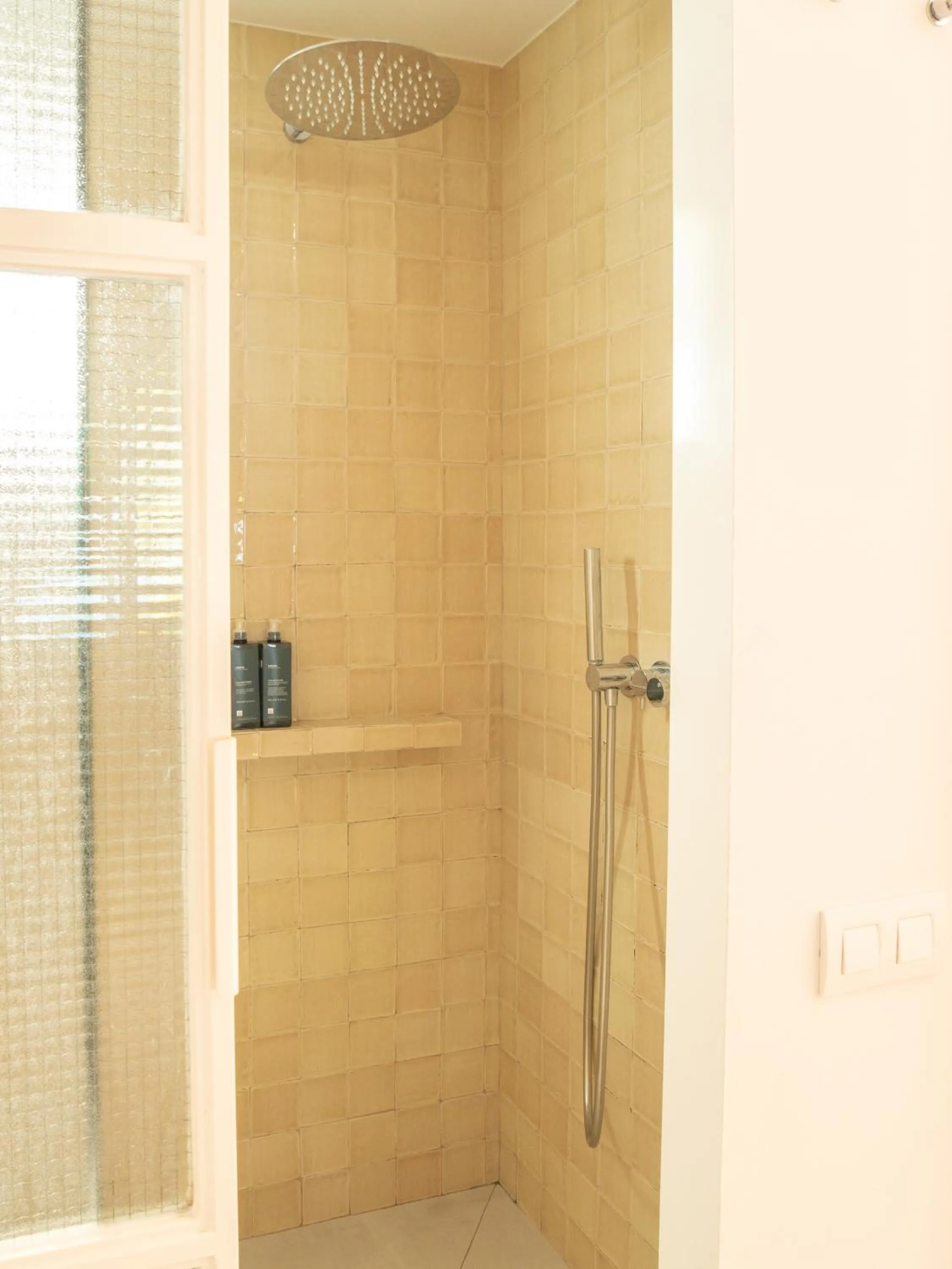 Shower in Hostal Empúries