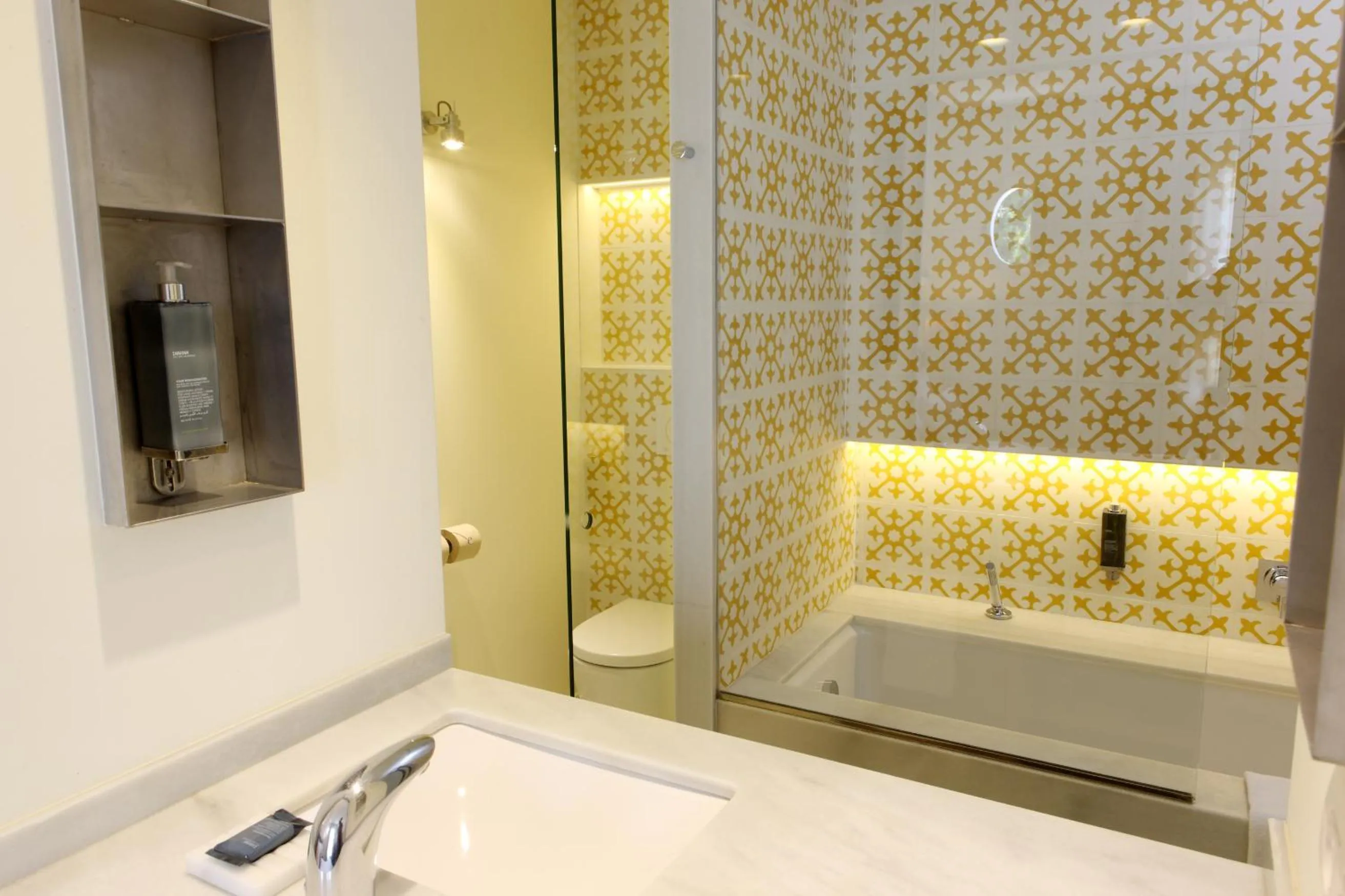 Photo of the whole room in Hostal Empúries