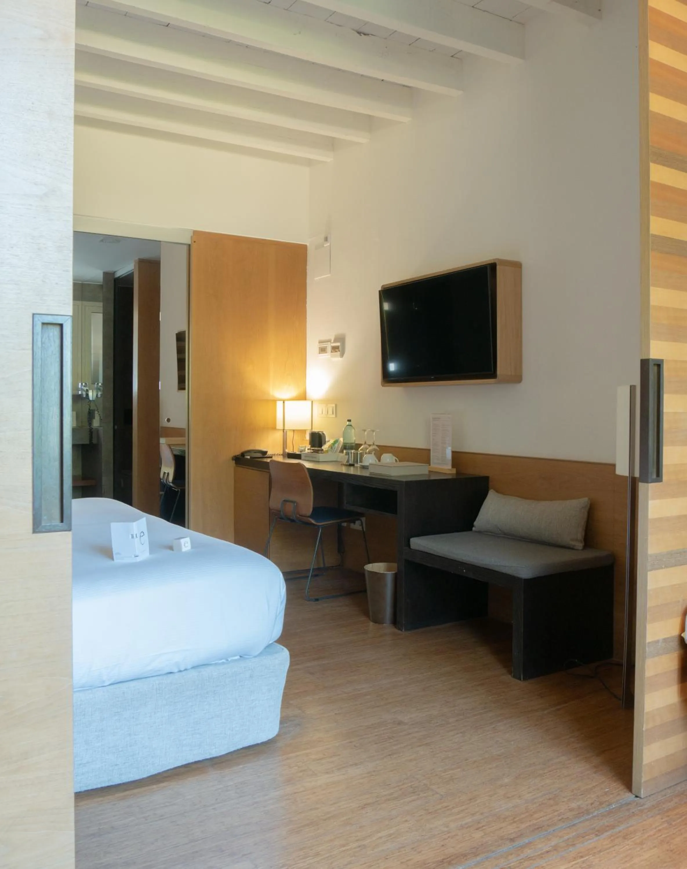 Communal lounge/ TV room, Bed in Hostal Empúries