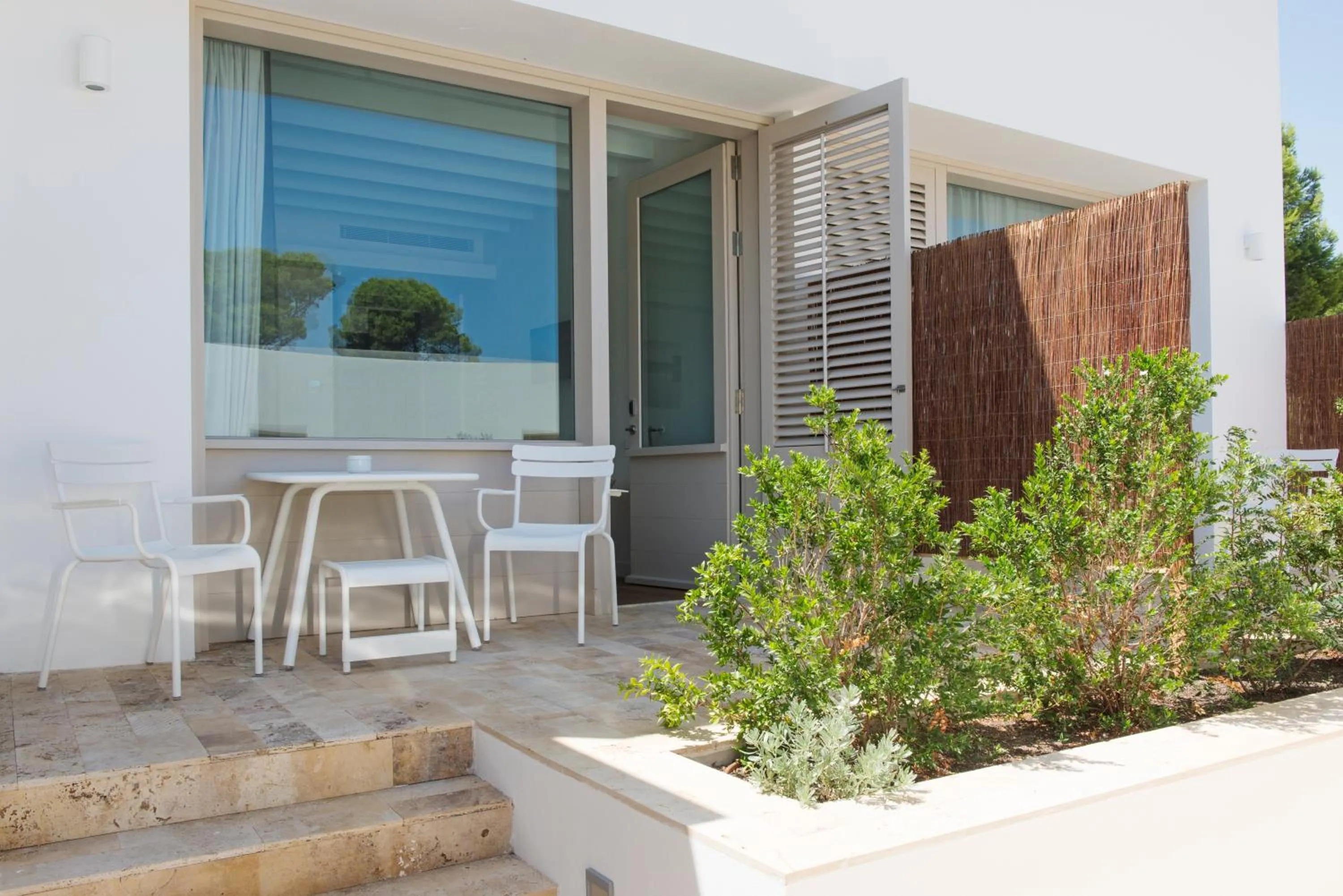 Photo of the whole room in Hostal Empúries