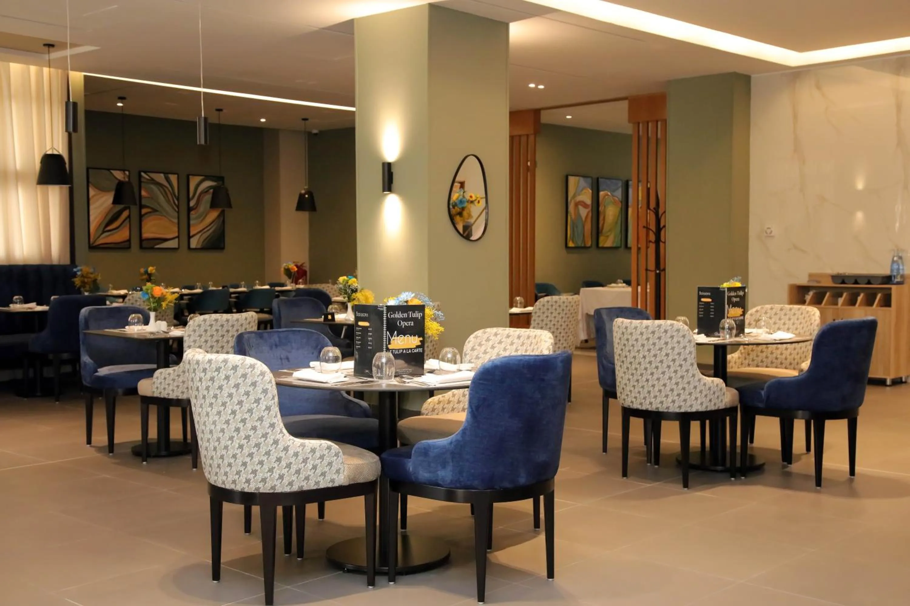 Restaurant/places to eat in Golden Tulip Opera Alger
