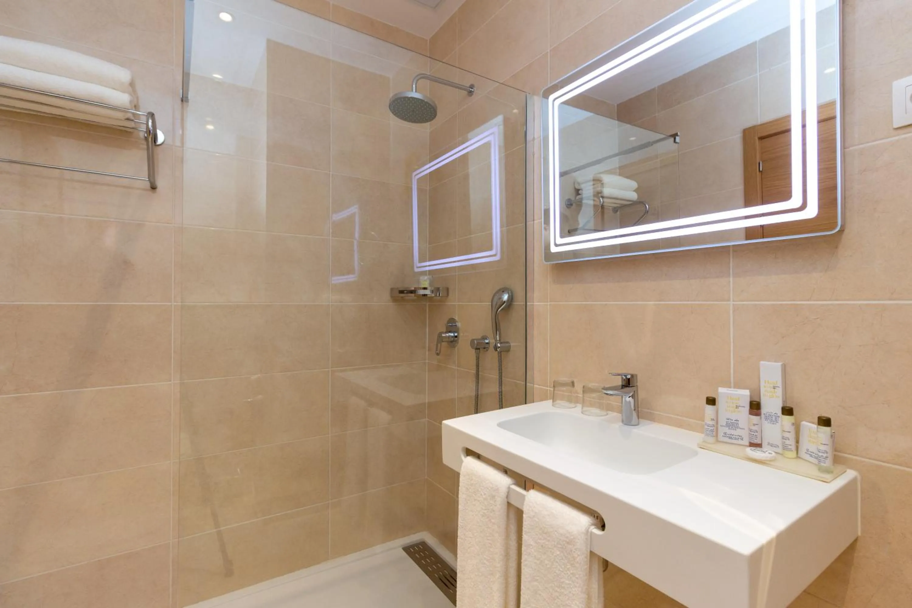 Shower in Golden Tulip Opera Alger