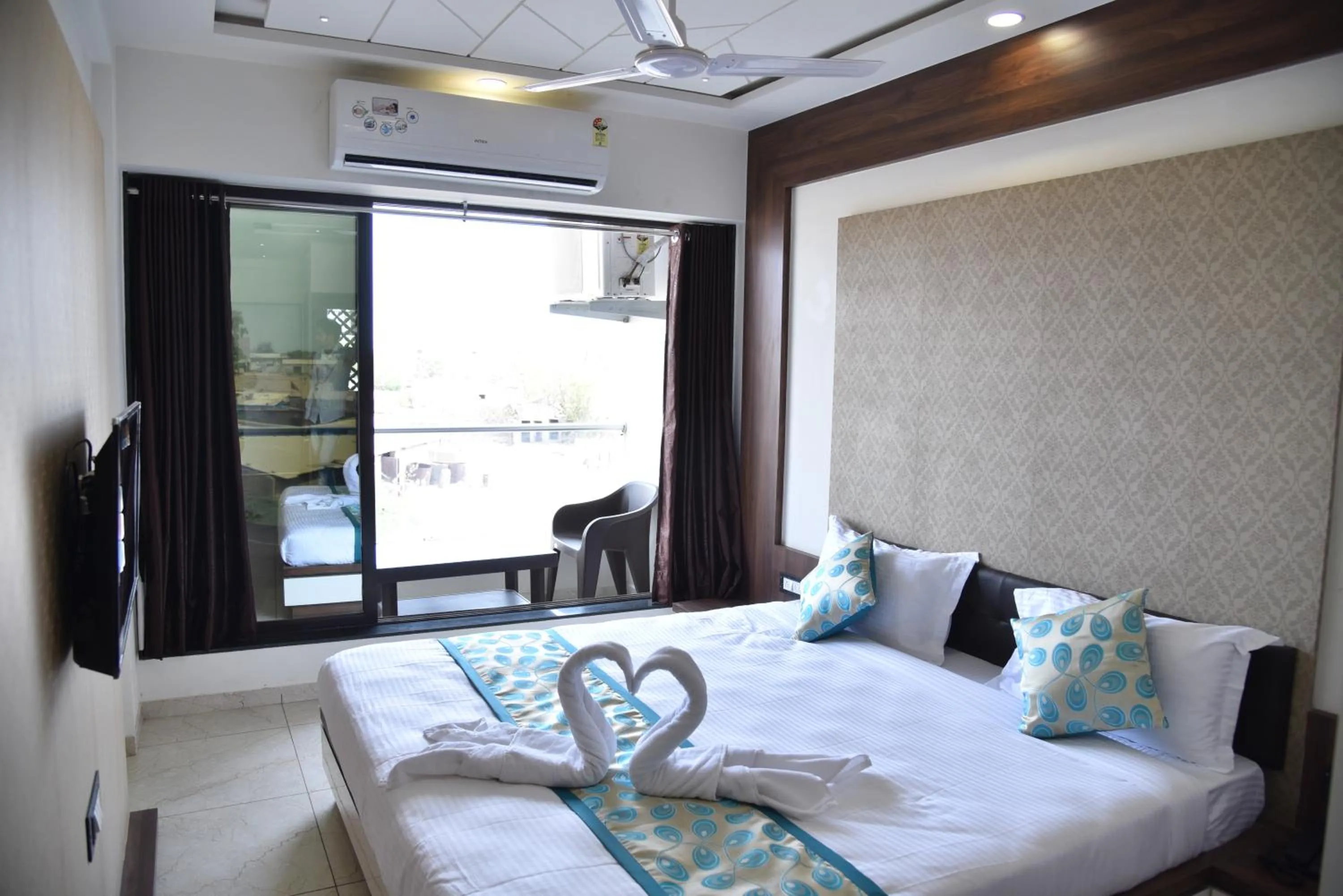 Bed in Hotel Savera Inn