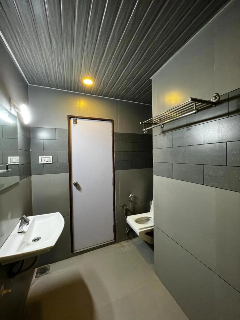 Shower in Hotel Savera Inn