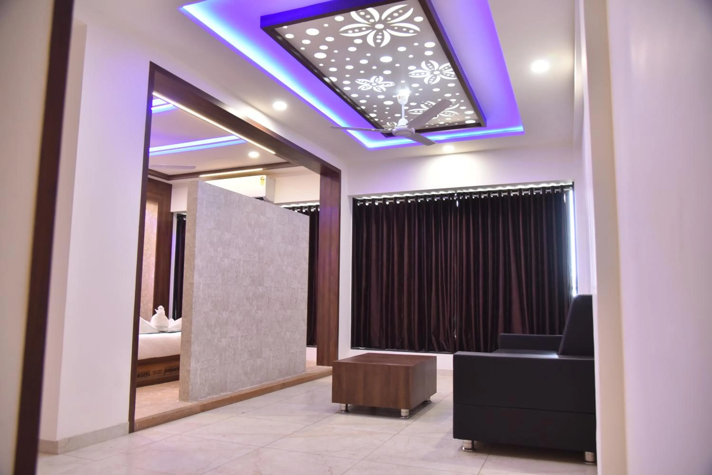 Bed in Hotel Savera Inn