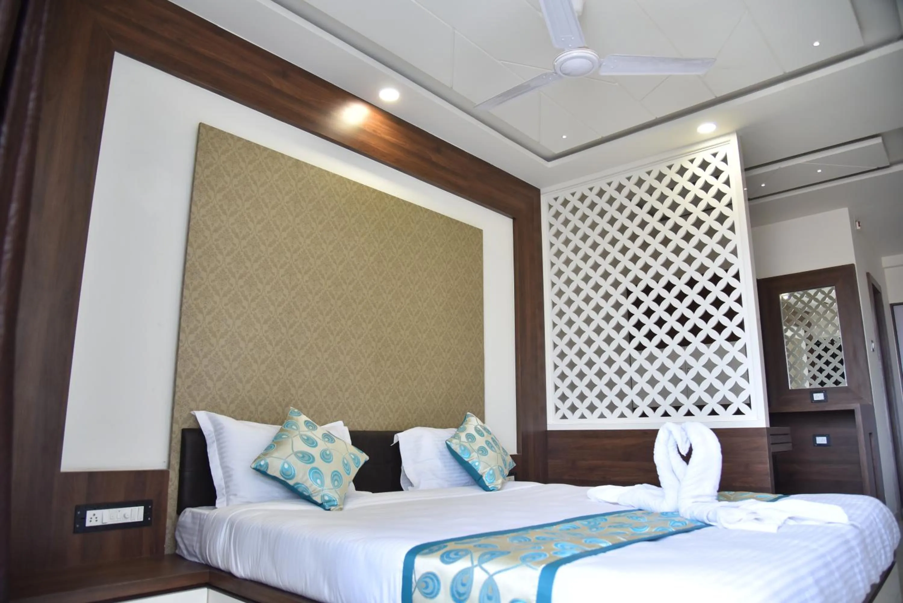 Bed in Hotel Savera Inn