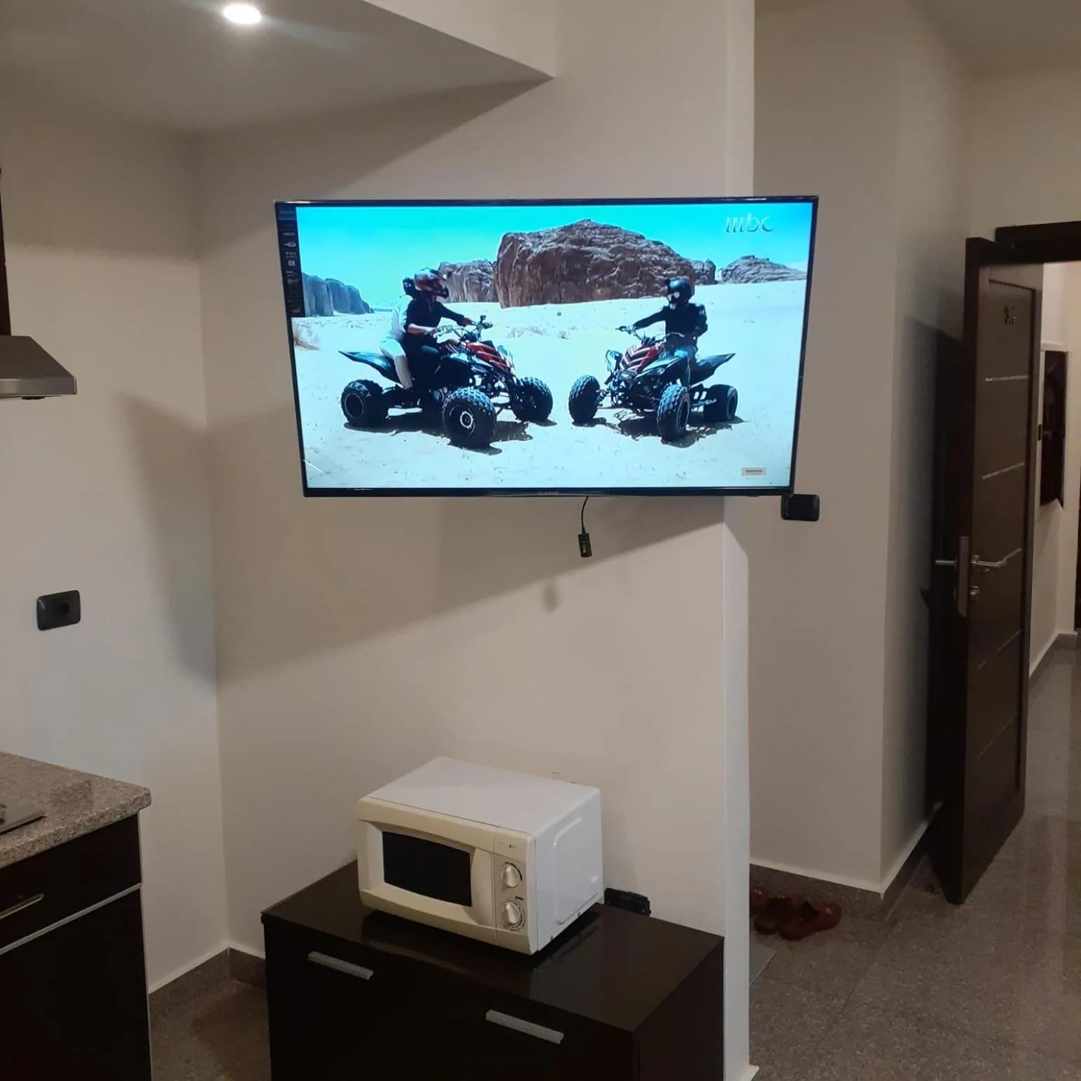 TV and multimedia in Tamrah Suites Hotel