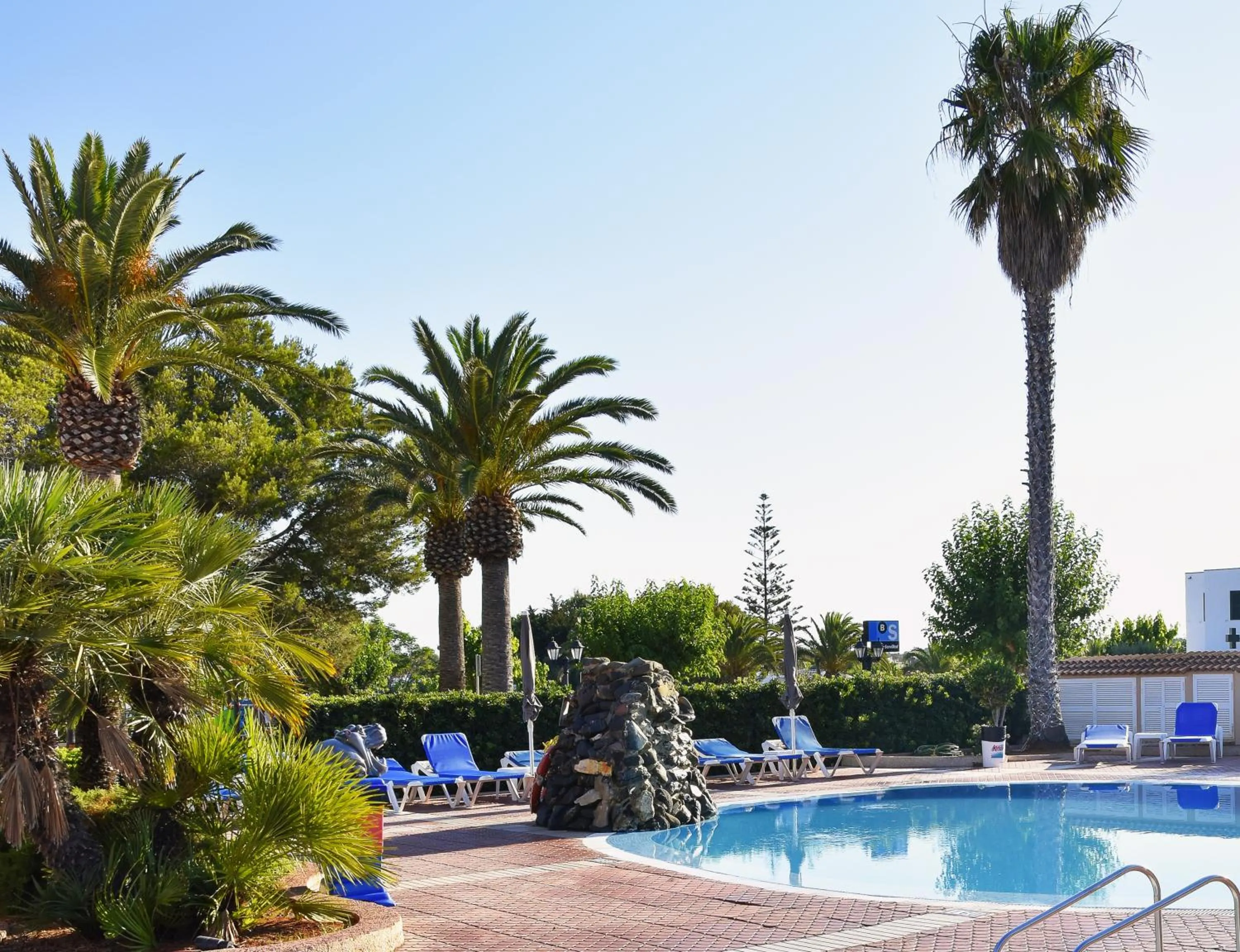 Swimming pool in Apartamentos Maribel