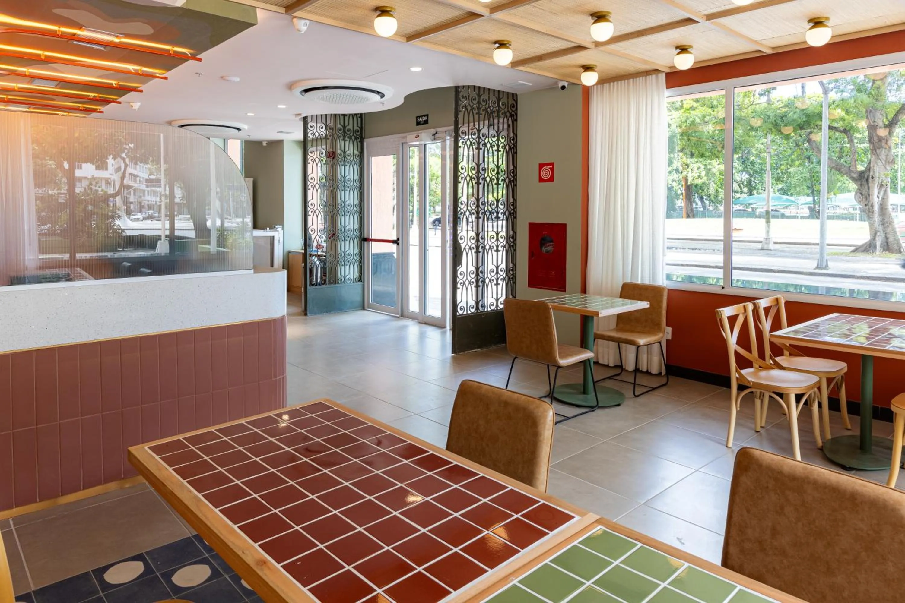 Restaurant/places to eat in B&B HOTEL Santos Dumont