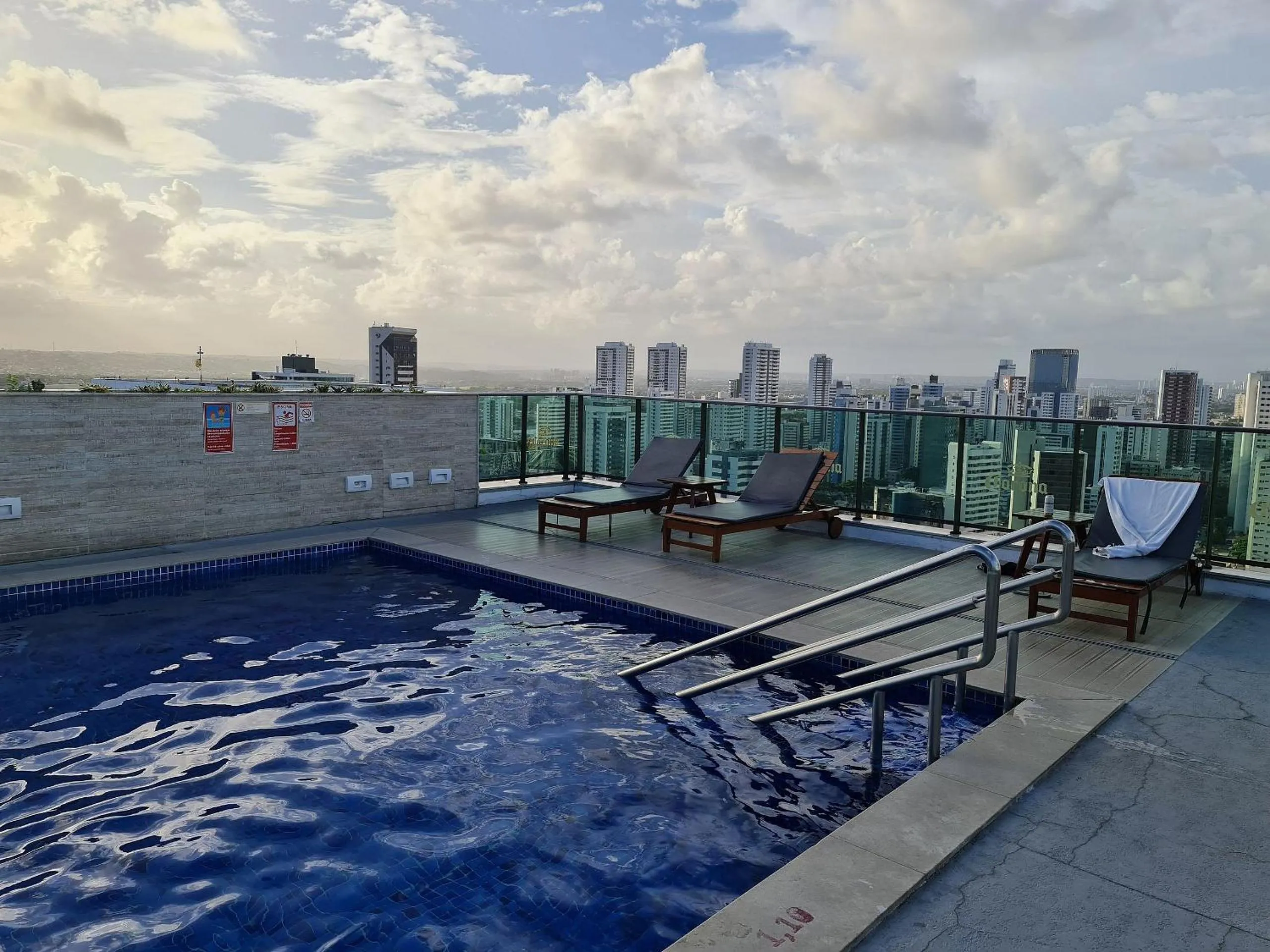 Swimming pool in Confortável Flat em Boa Viagem com vista