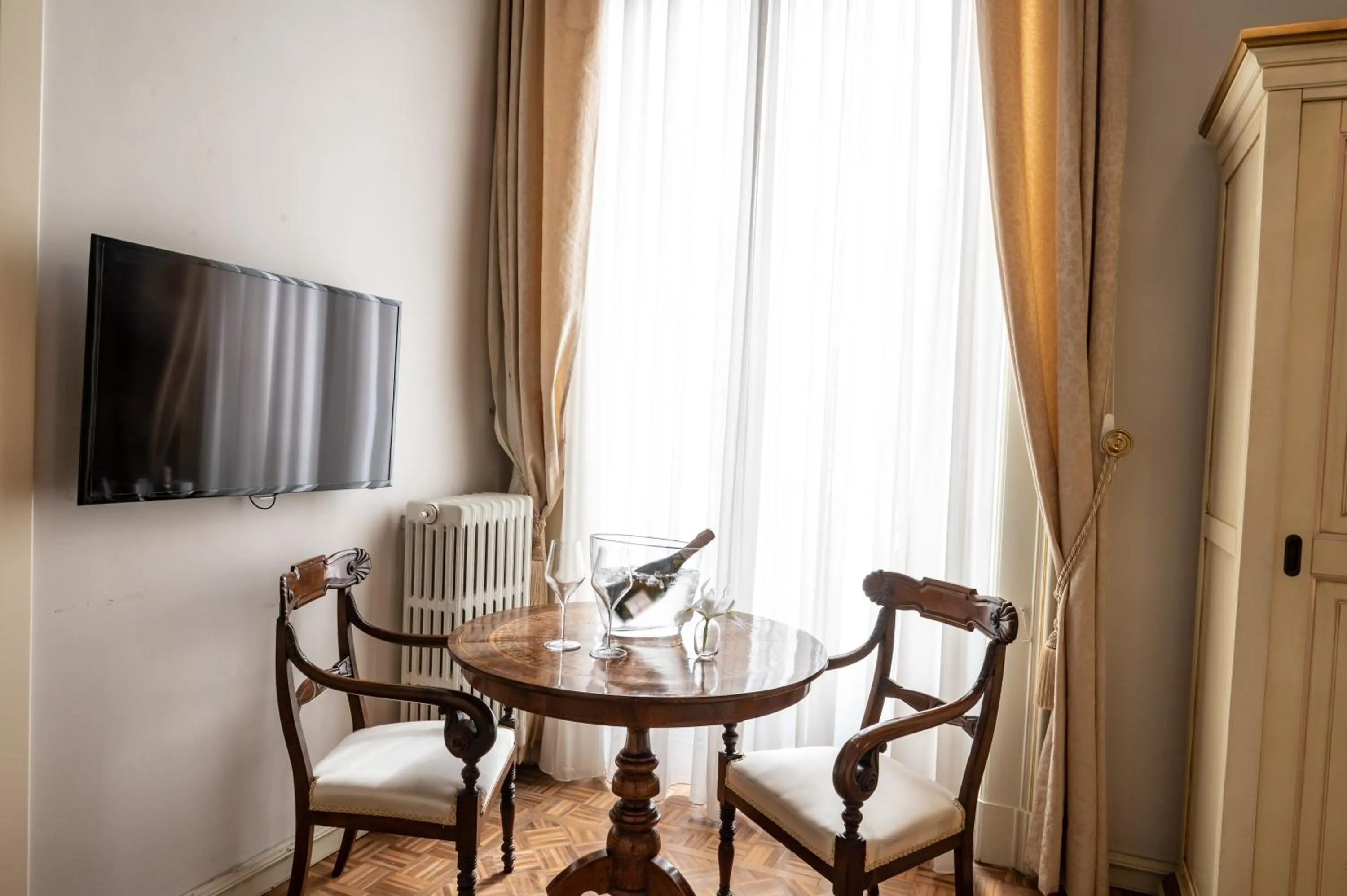 TV and multimedia, TV/Entertainment Center in Personè Palace - by Symphonya Luxury