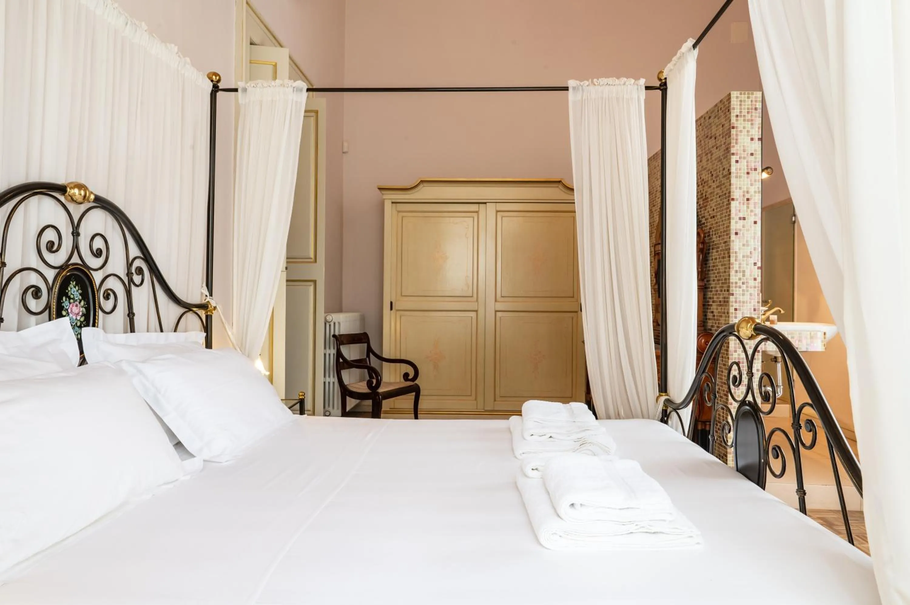 Bed in Personè Palace - by Symphonya Luxury