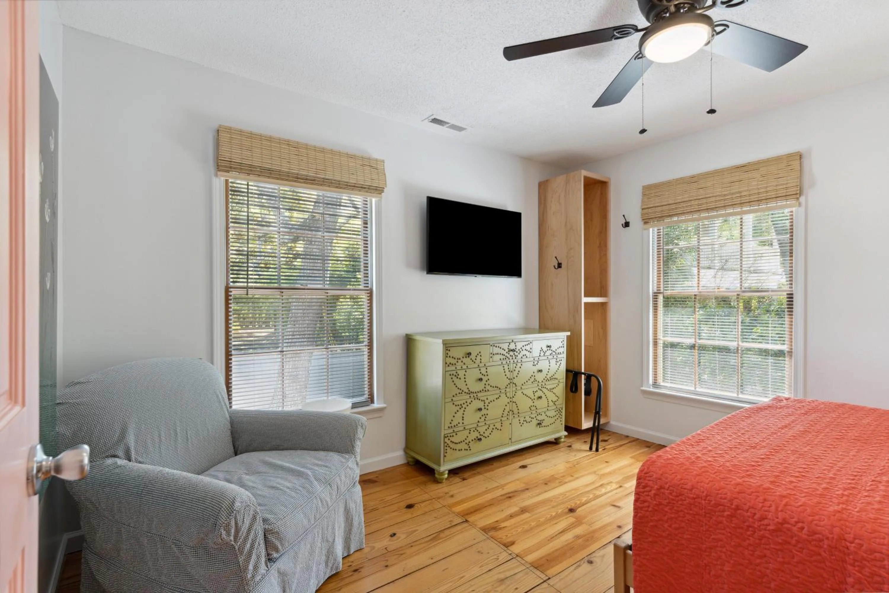 Bed in Folly Vacation Vintage Cottage 317 East