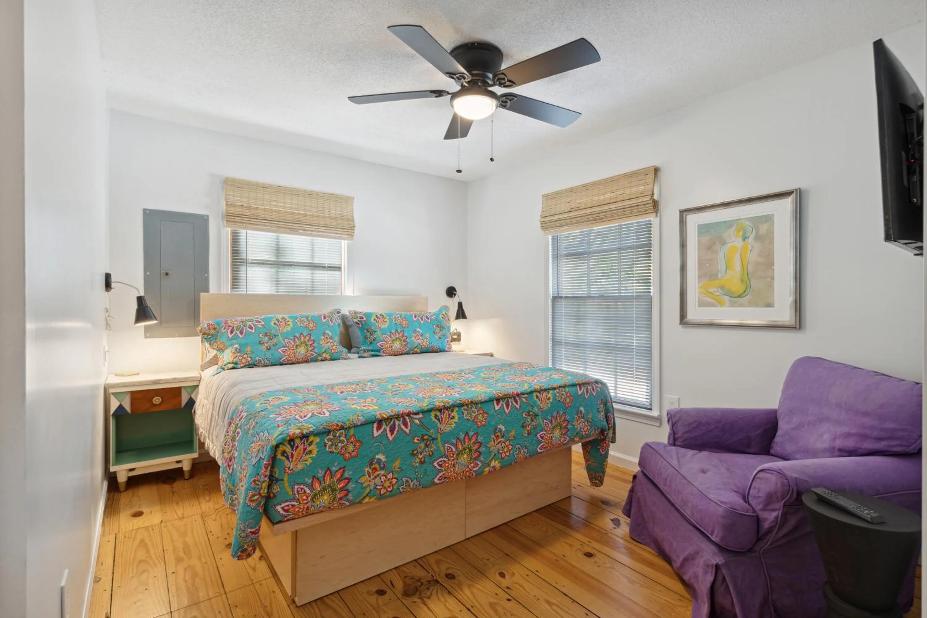 Bed in Folly Vacation Vintage Cottage 317 East