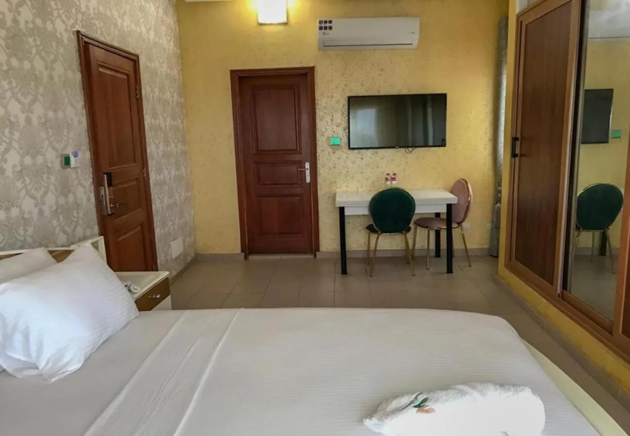 Living room, Bed in HÔTEL NOAHGARDEN 2