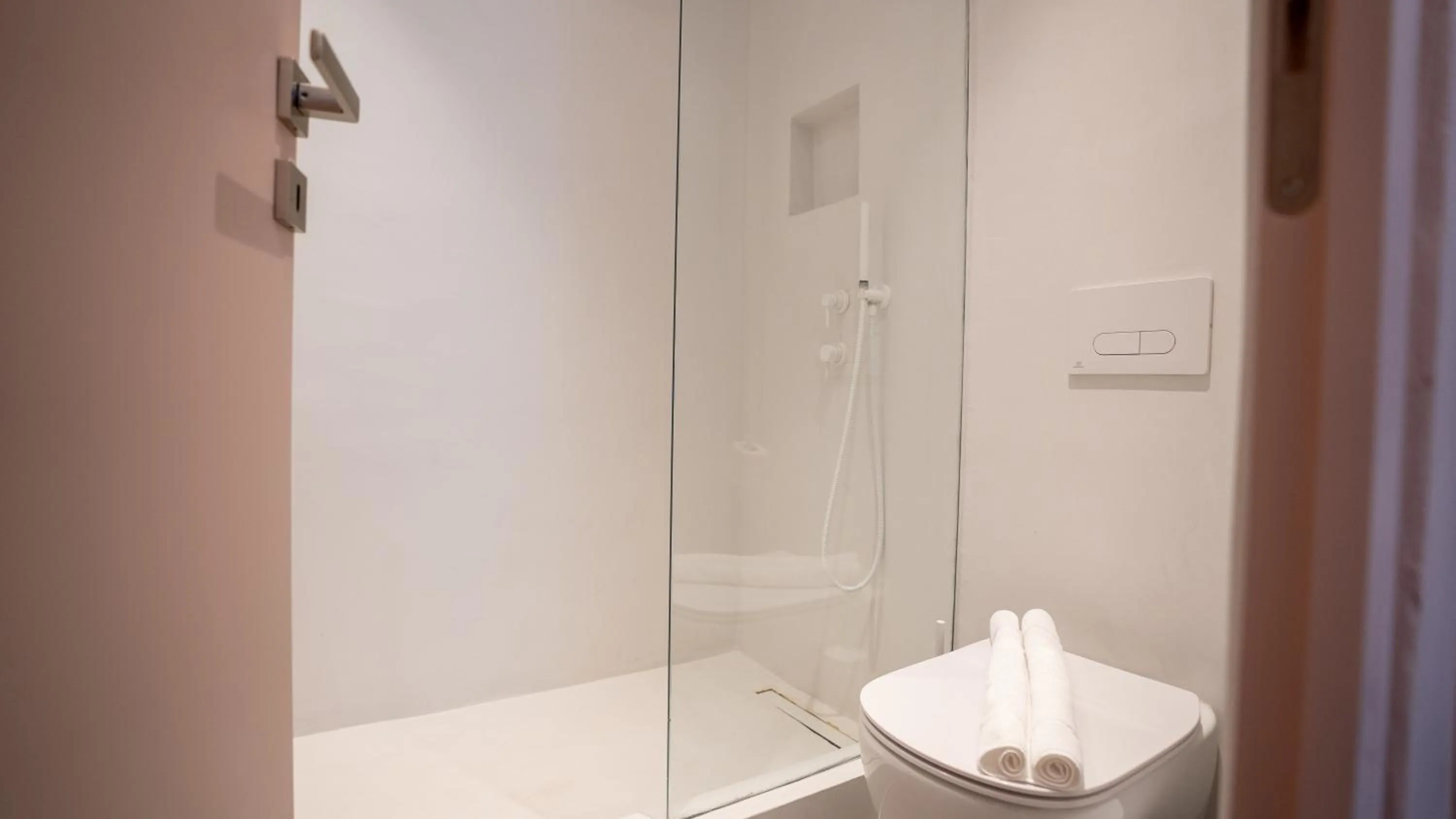 Shower in Neo Suites