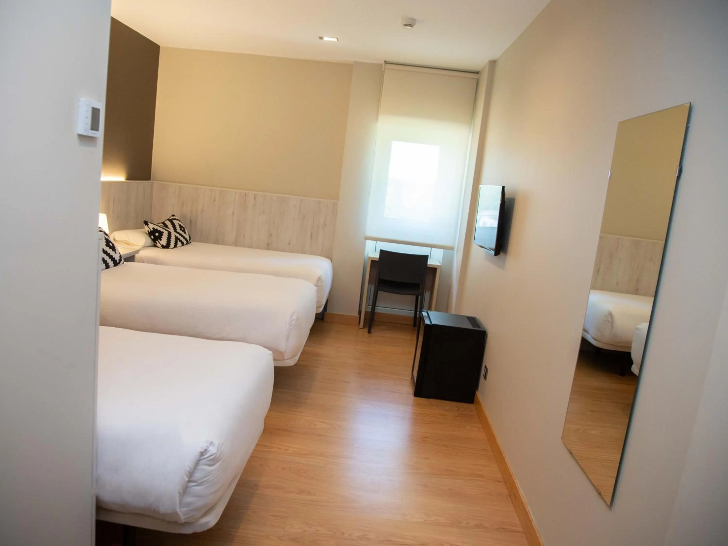 Shower, Bed in Hotel Restaurante Cadosa