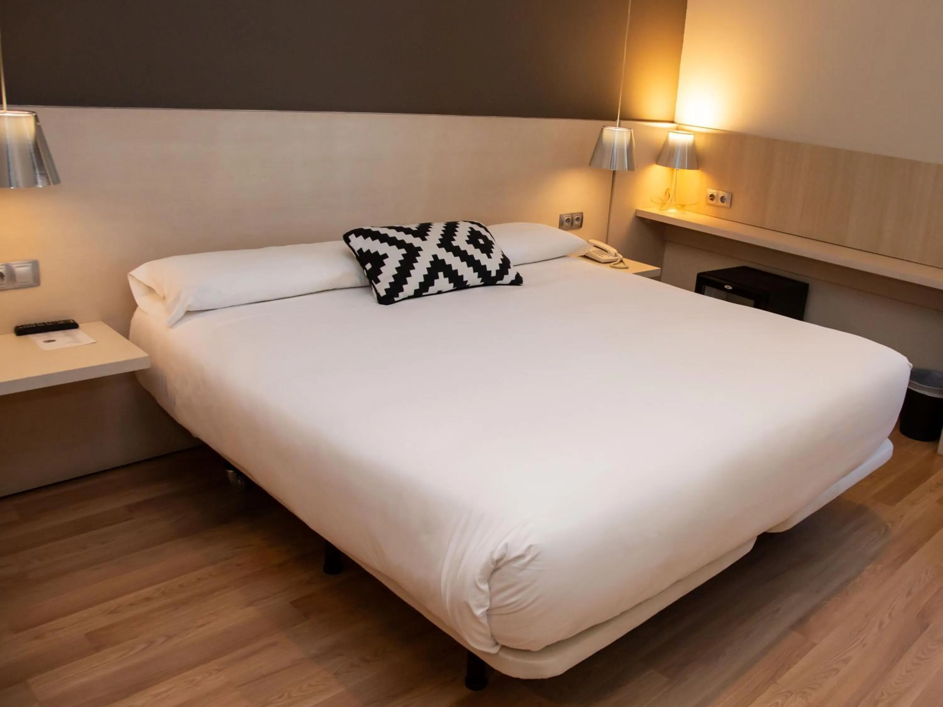 Shower, Bed in Hotel Restaurante Cadosa