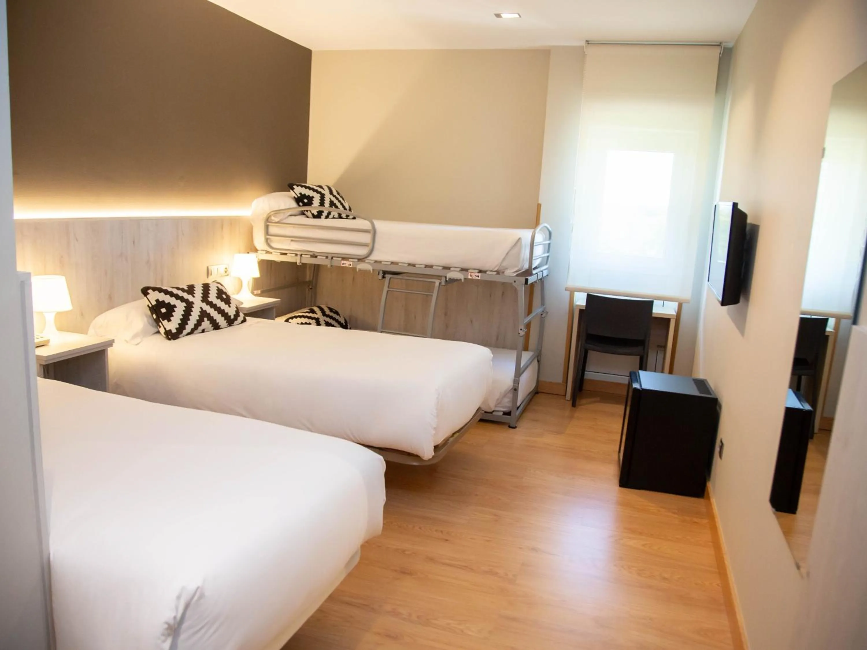 Shower, Bed in Hotel Restaurante Cadosa