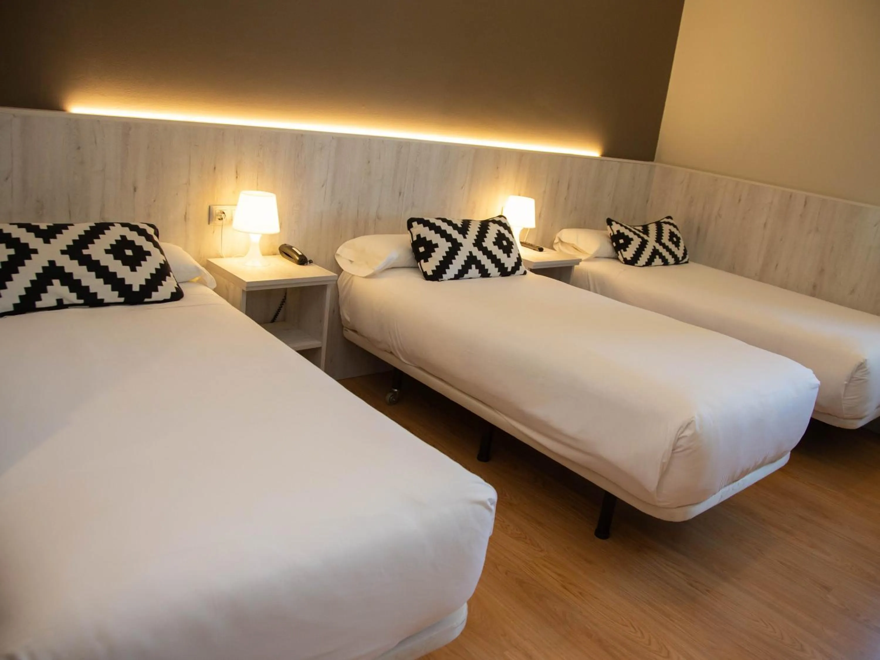 Shower, Bed in Hotel Restaurante Cadosa