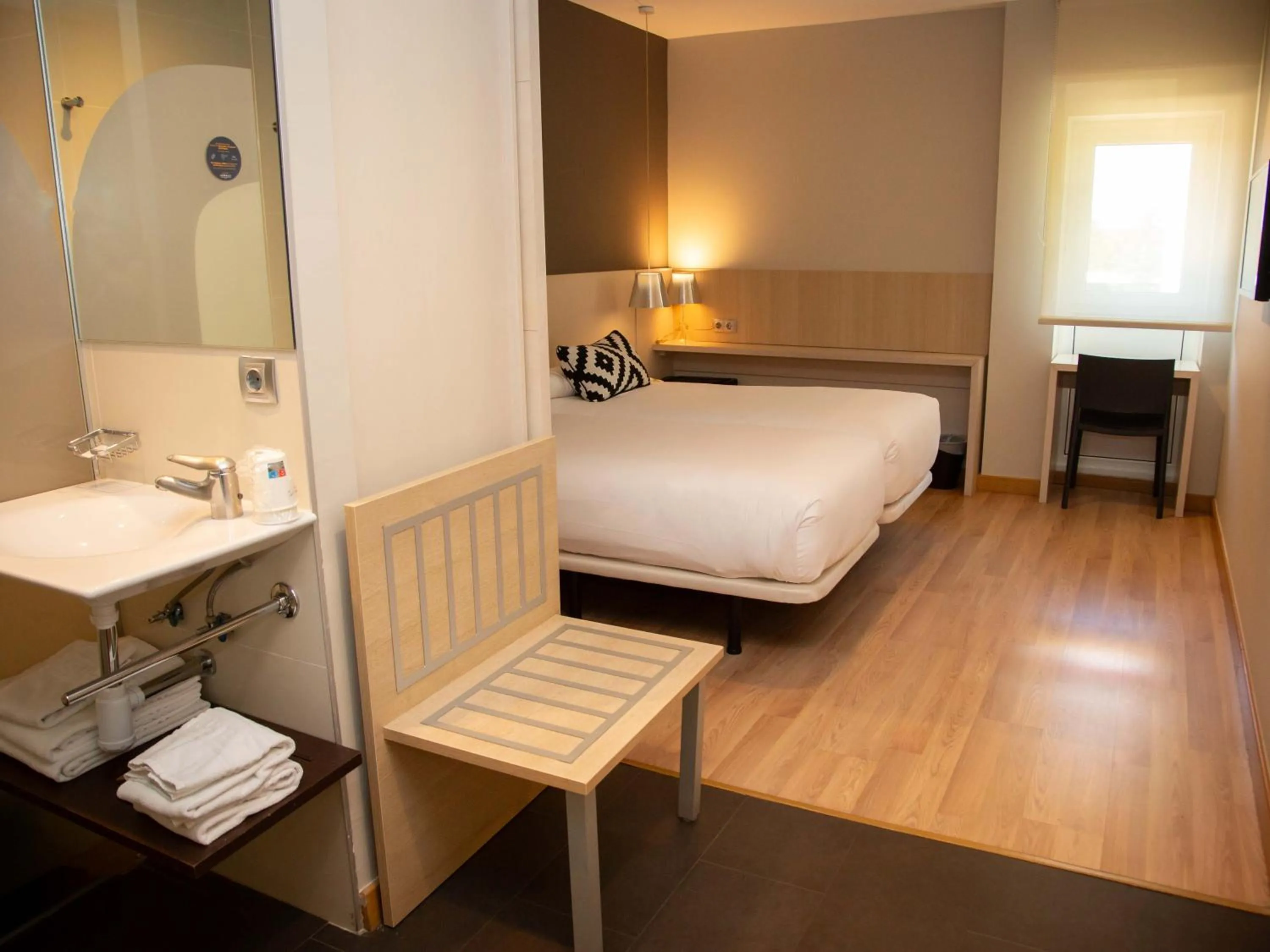 Shower, Bed in Hotel Restaurante Cadosa