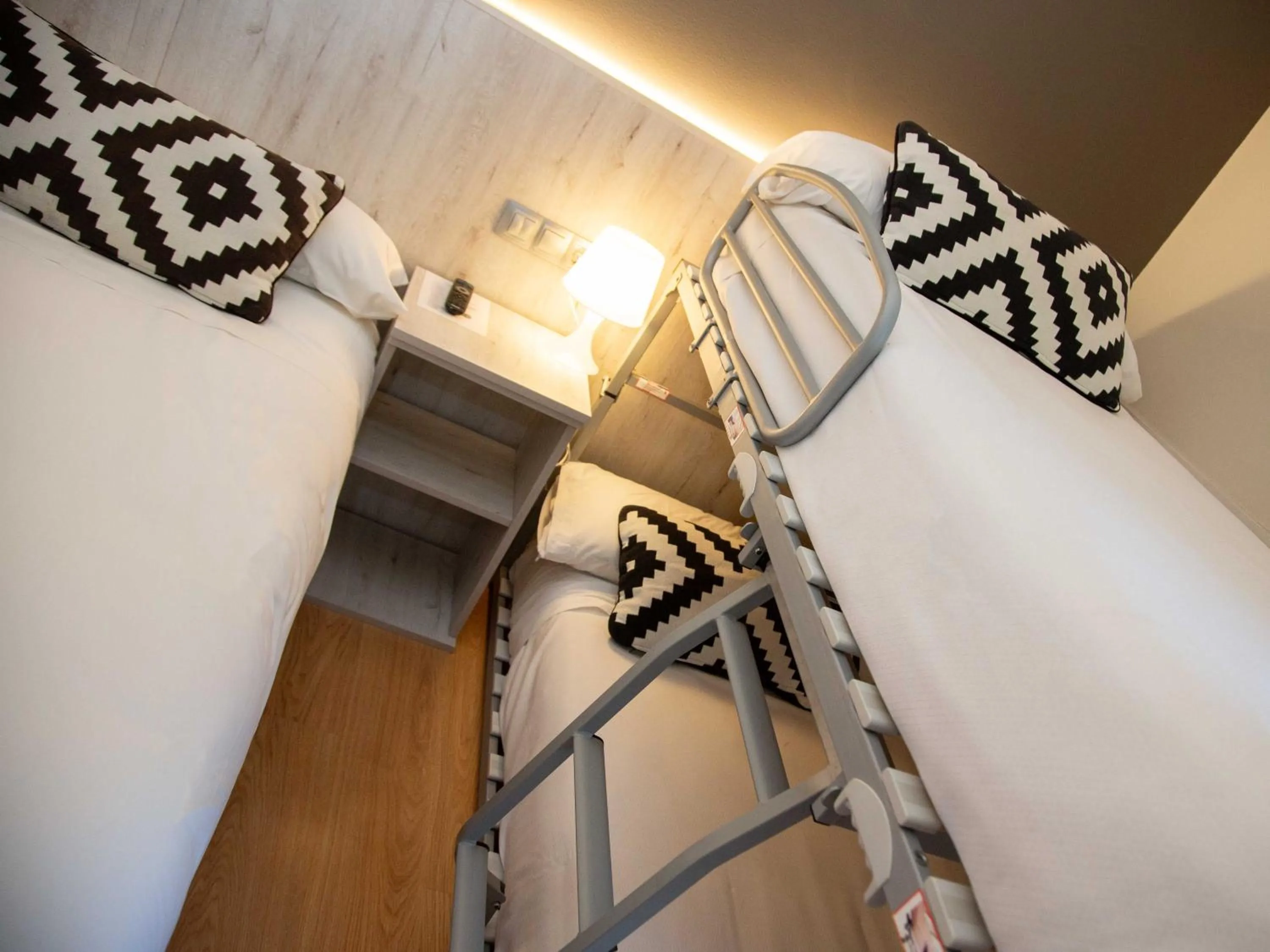 Shower, Bed in Hotel Restaurante Cadosa