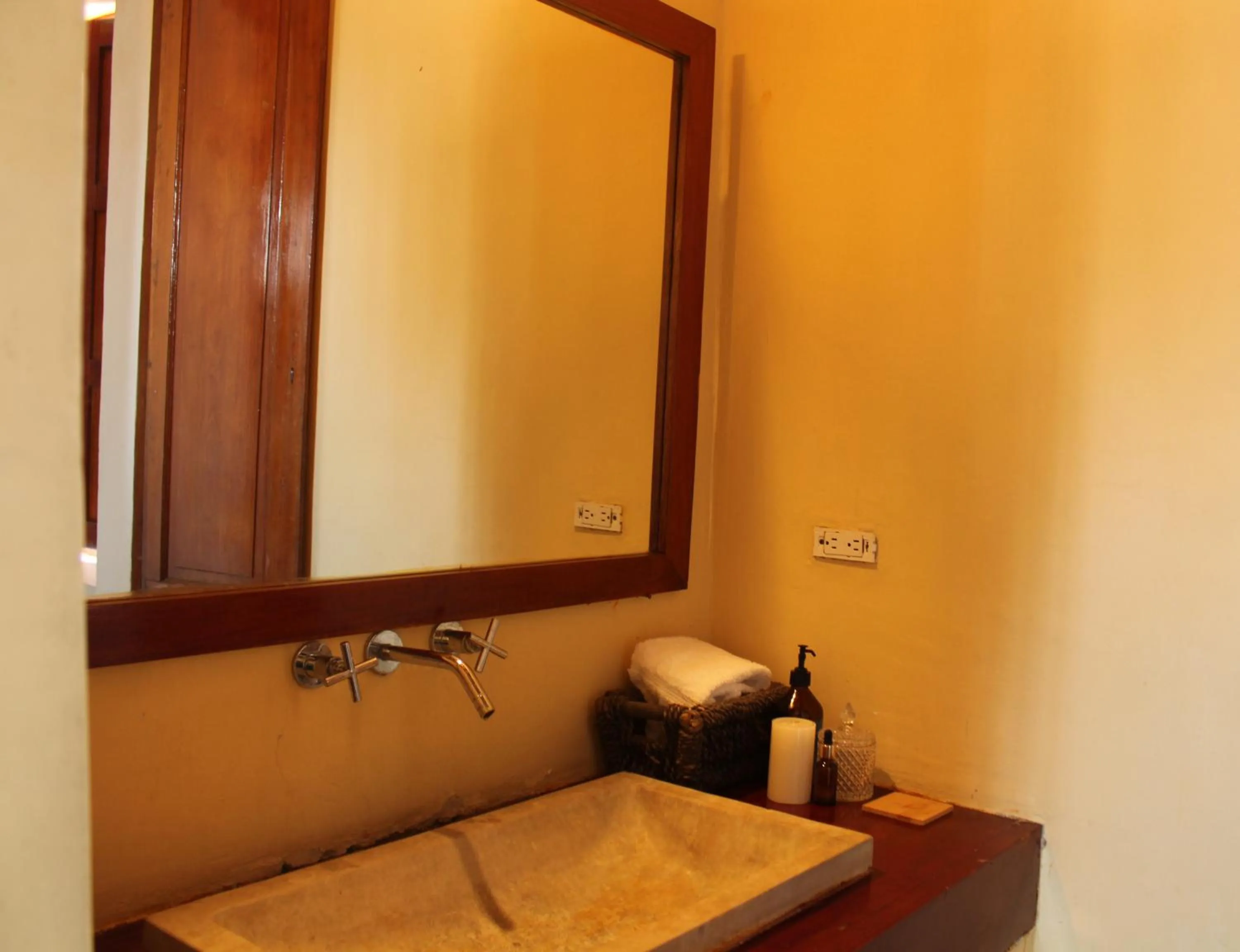 Bathroom, Bed in Casa Gaitana - Alma Hotels