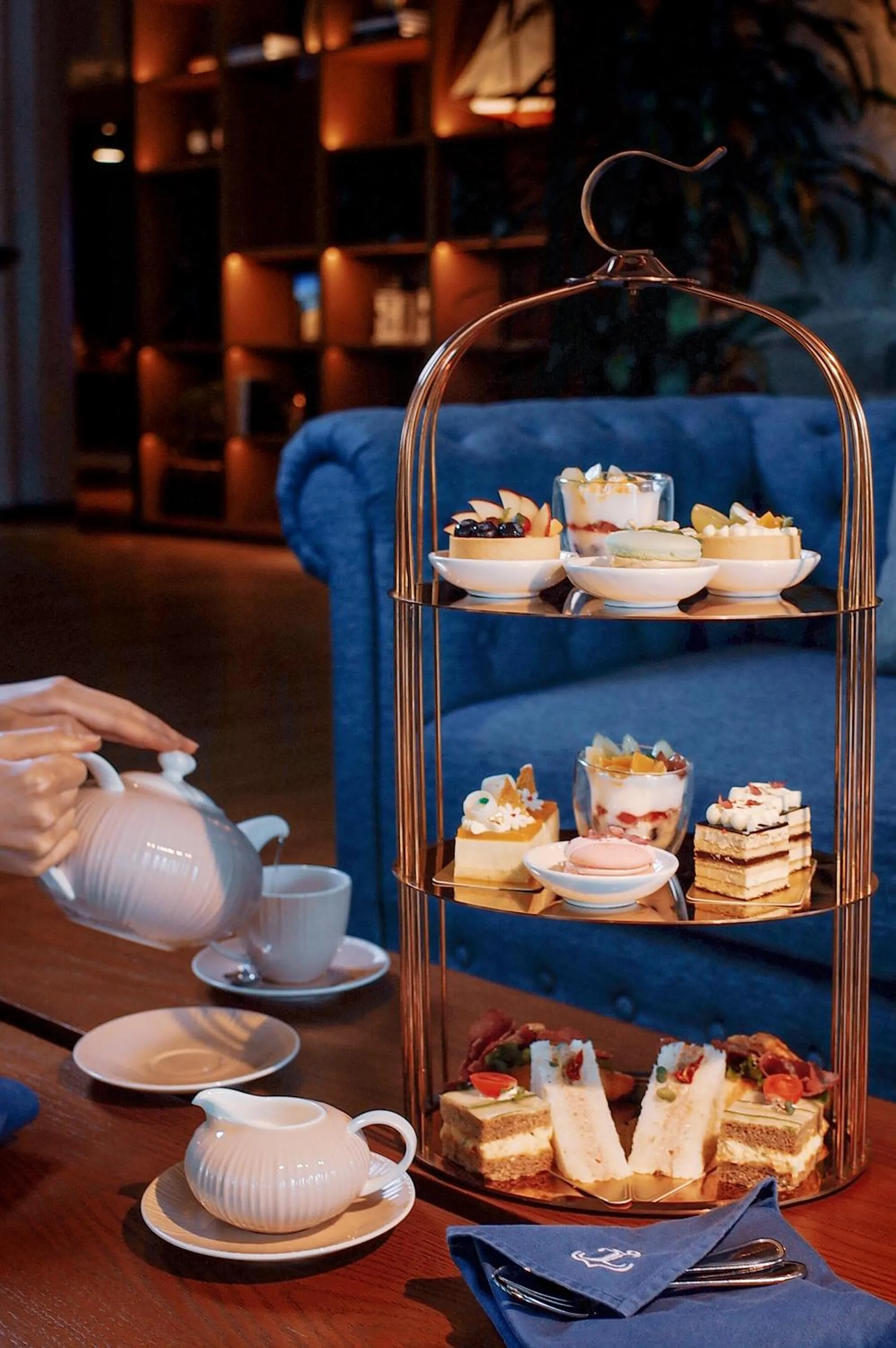 Lounge or bar in The Yacht Hotel by DC