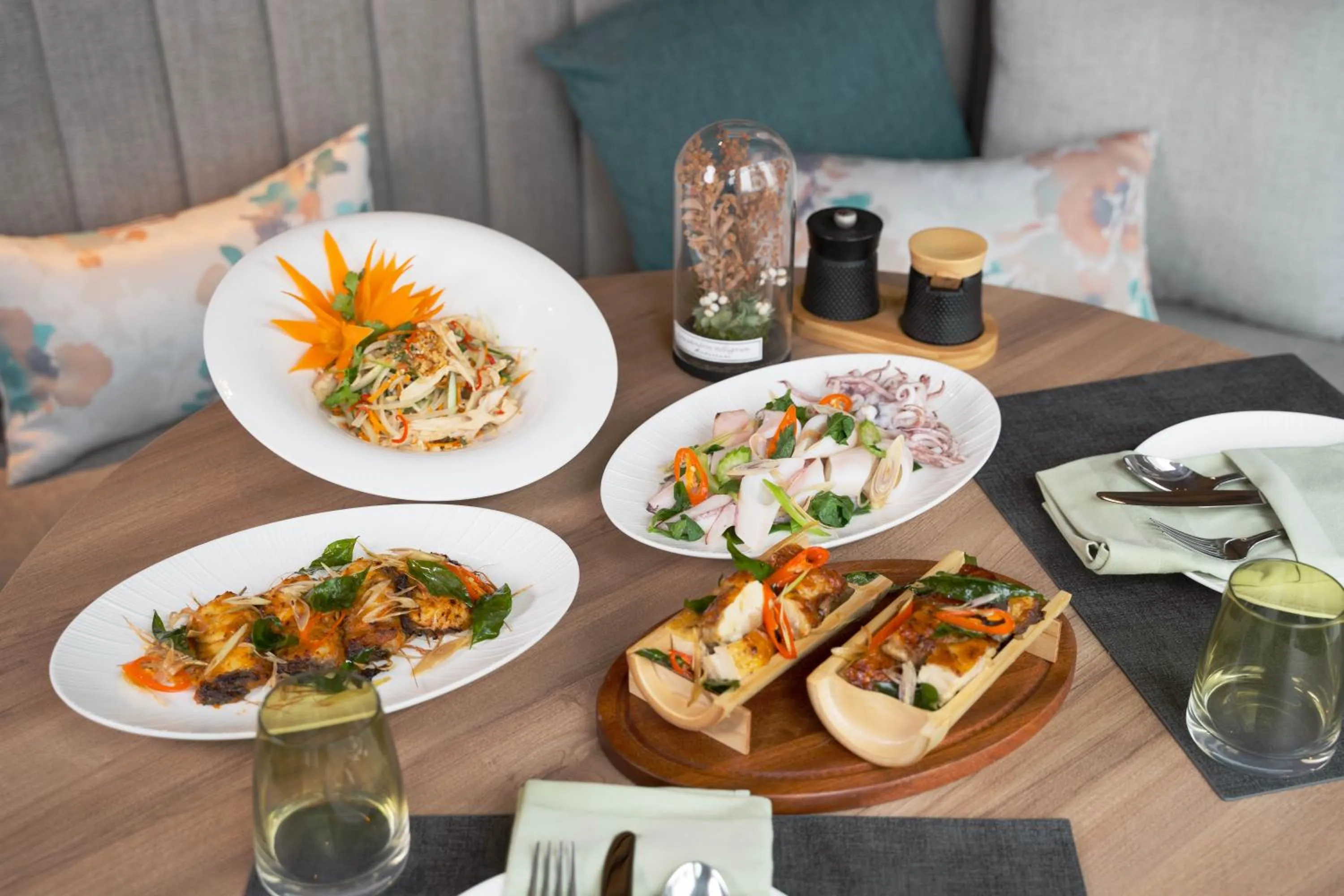 Restaurant/places to eat in The Yacht Hotel by DC