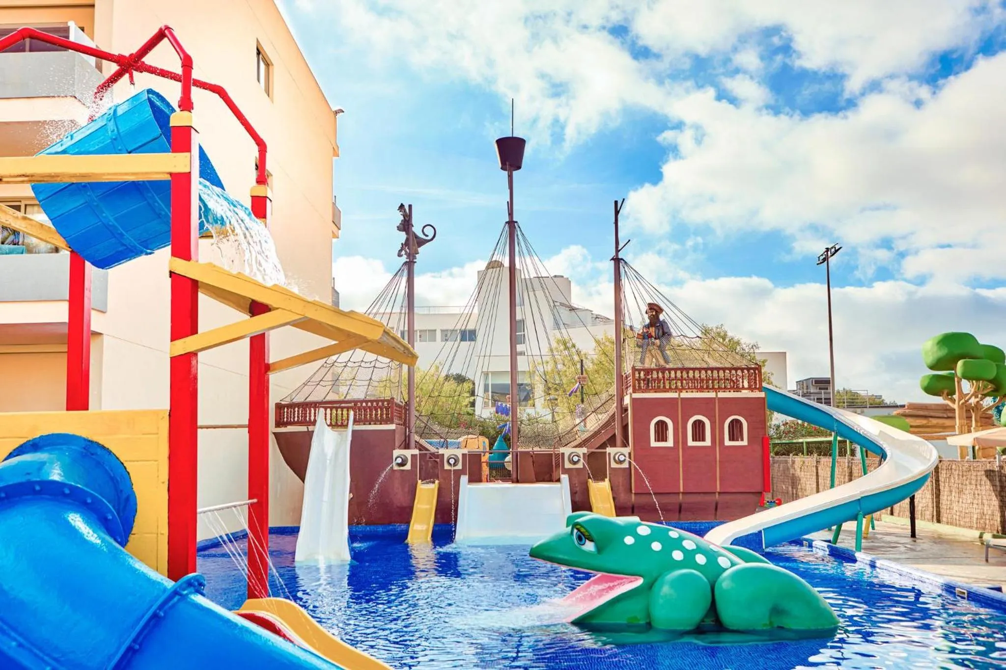Swimming pool in Zafiro Palmanova