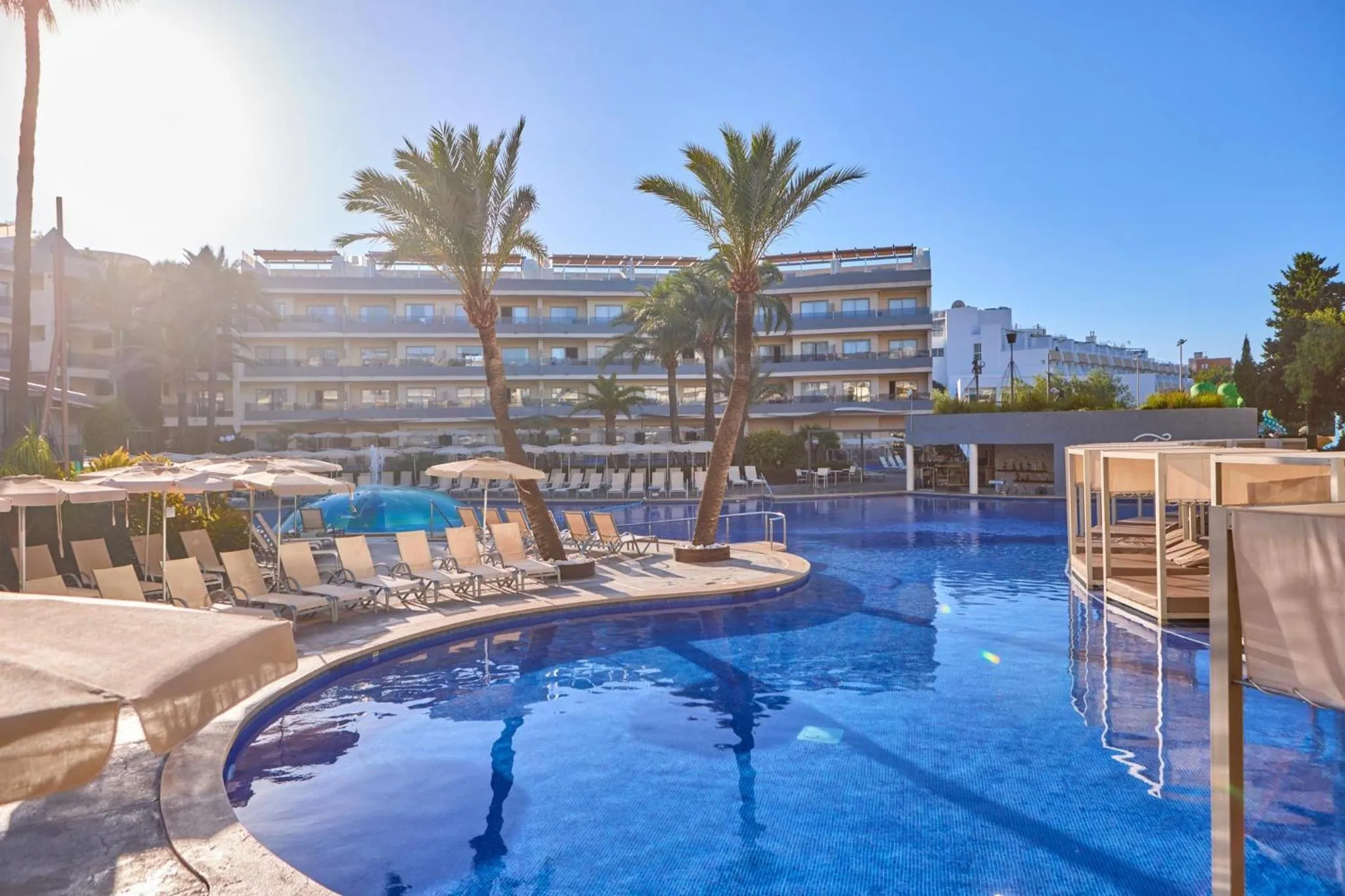 Swimming pool in Zafiro Palmanova