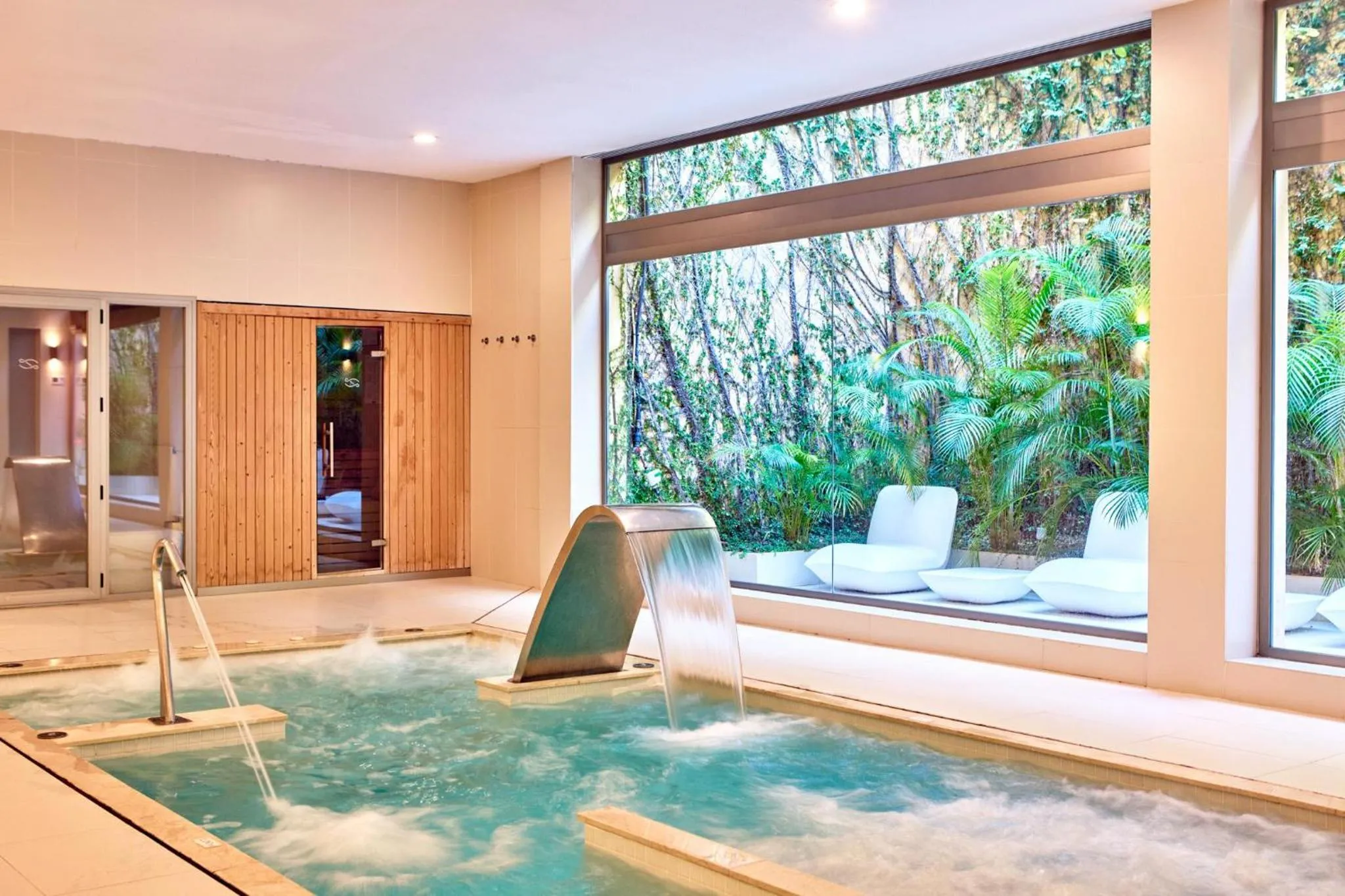 Swimming pool in Zafiro Palmanova