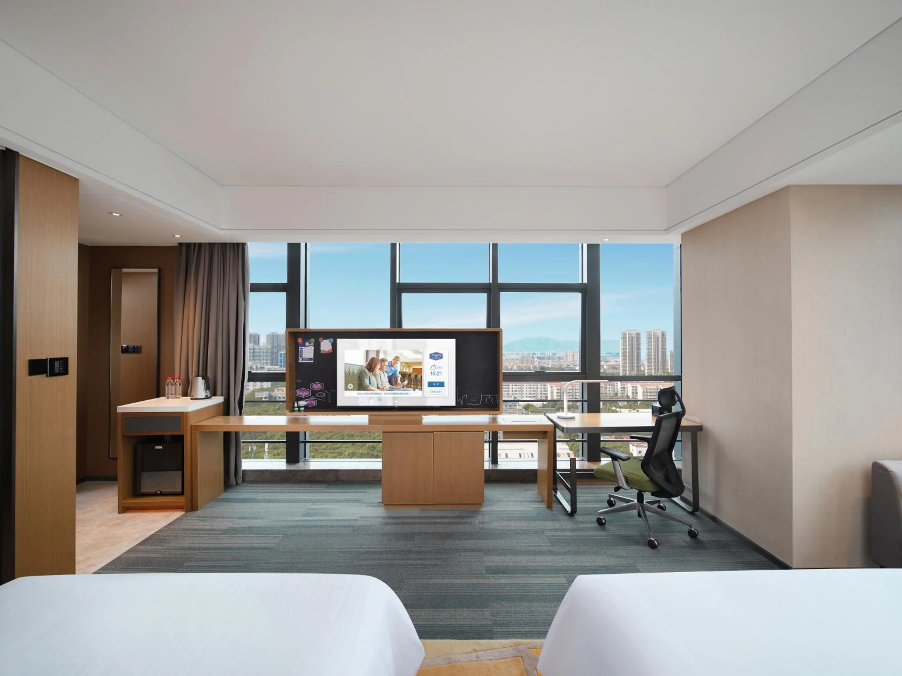 Photo of the whole room, Bed in Hampton by Hilton Shenzhen Longhua Qinghu