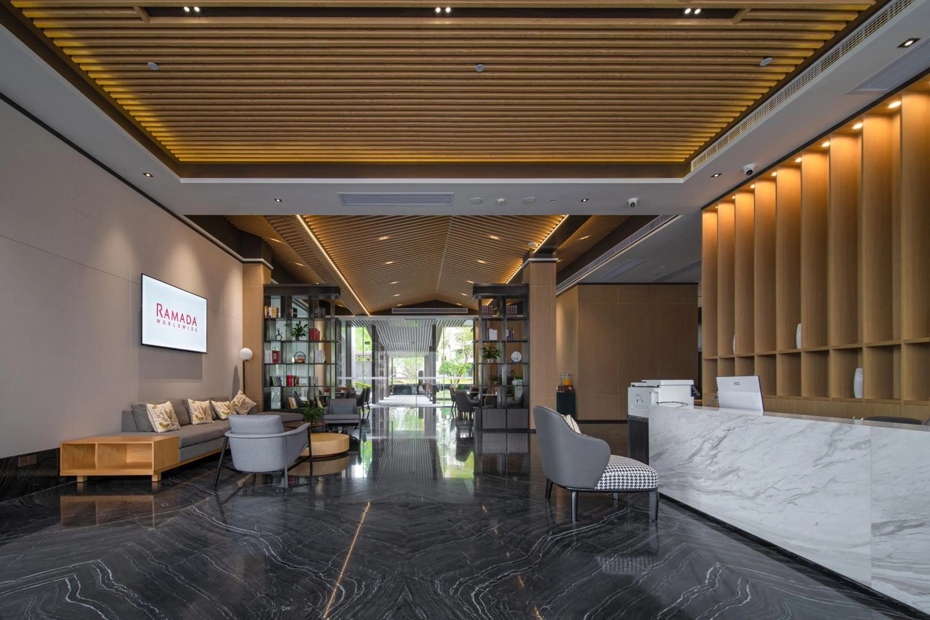 Lobby or reception in Ramada Guilin Yangshuo Resort