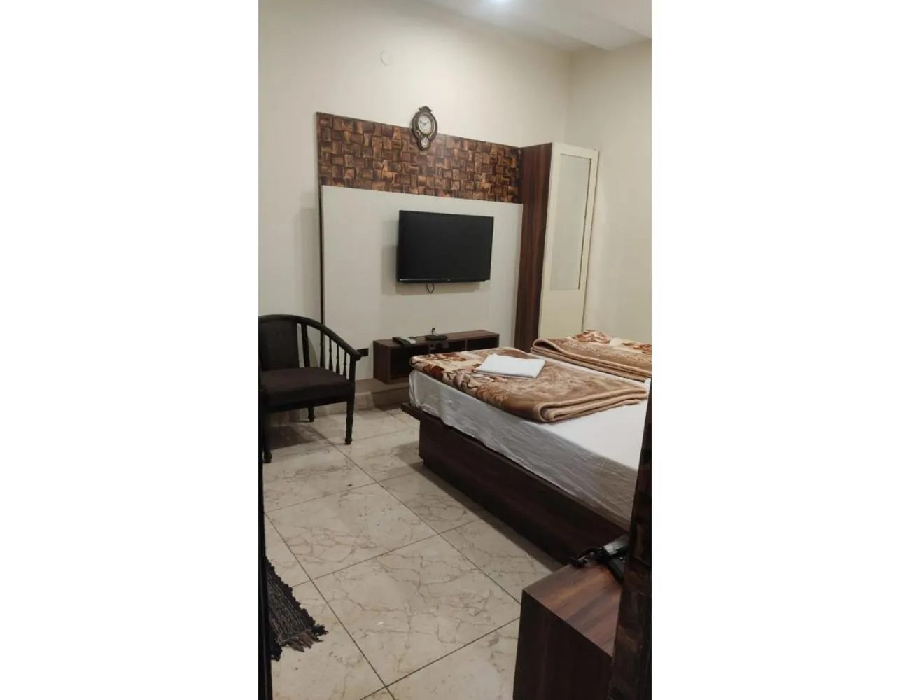 TV and multimedia, Bed in Hotel Atithi (Ludhiana)