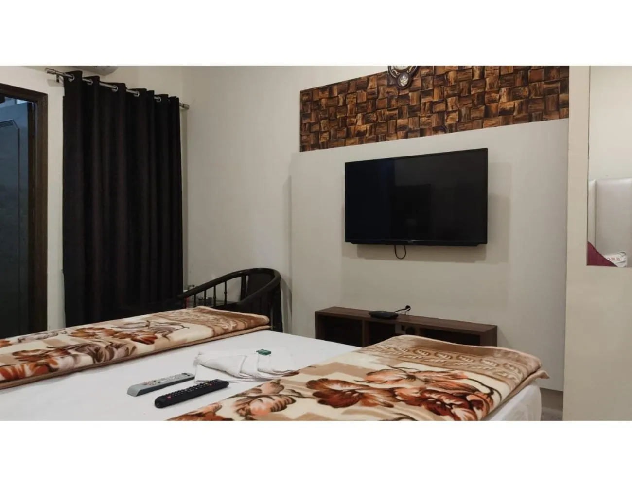 TV and multimedia, Bed in Hotel Atithi (Ludhiana)