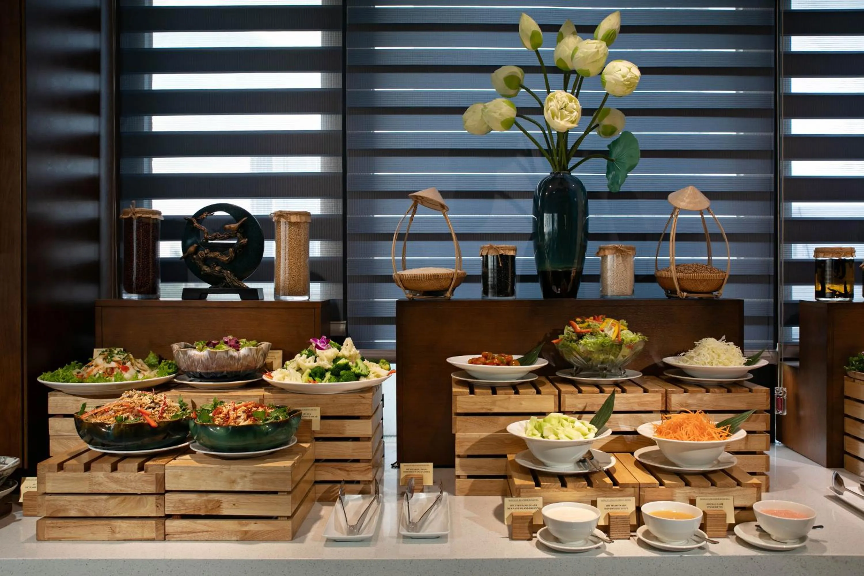 Restaurant/places to eat in Mangata Beachfront Hotel - Rooftop Bar Sea View