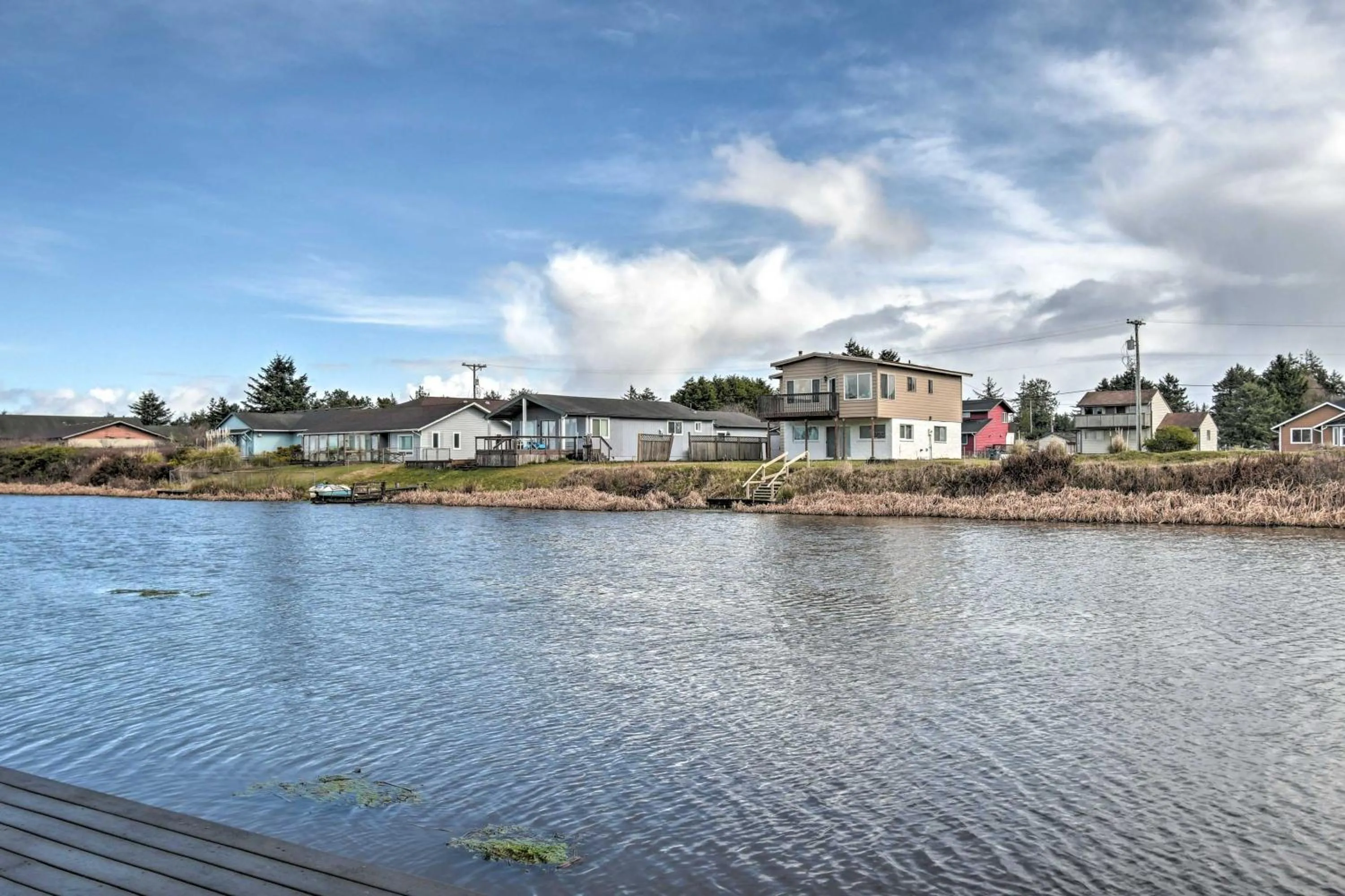 Waterfront Vacation Rental in Ocean Shores