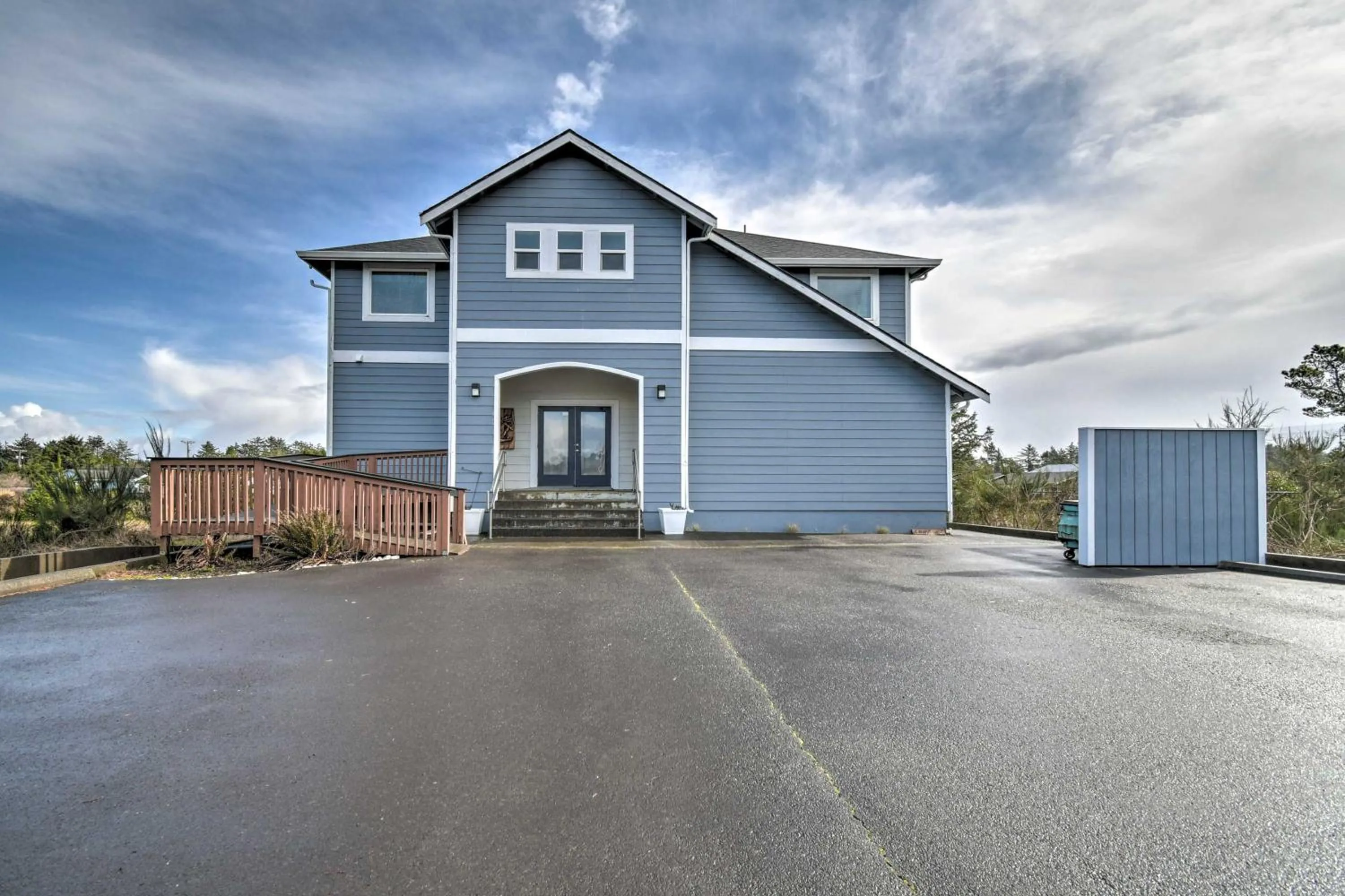 Waterfront Vacation Rental in Ocean Shores