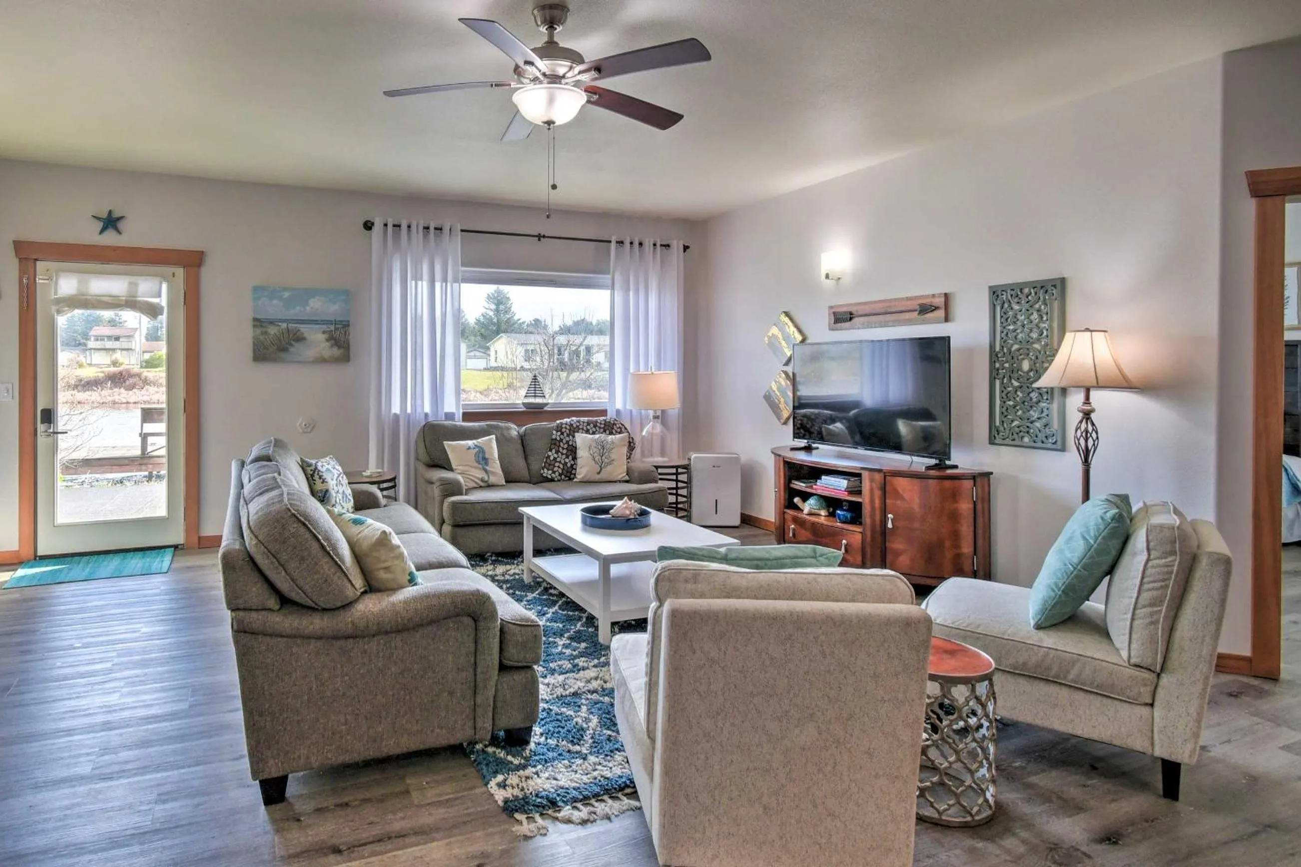 Waterfront Vacation Rental in Ocean Shores