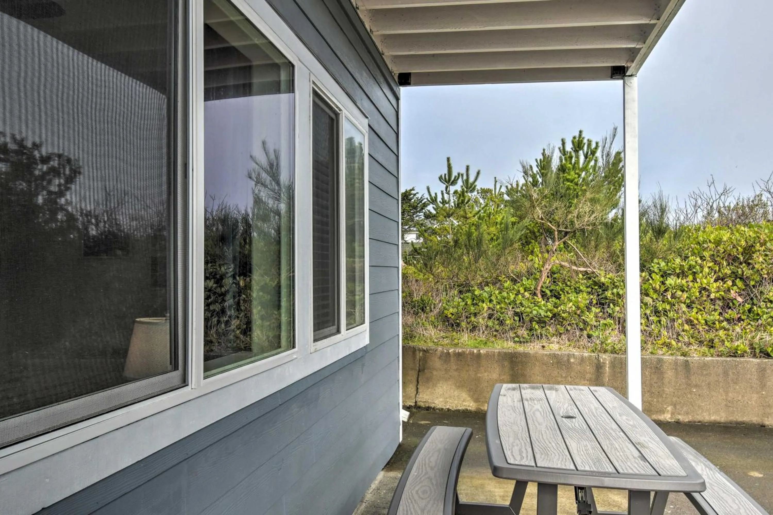 Waterfront Vacation Rental in Ocean Shores