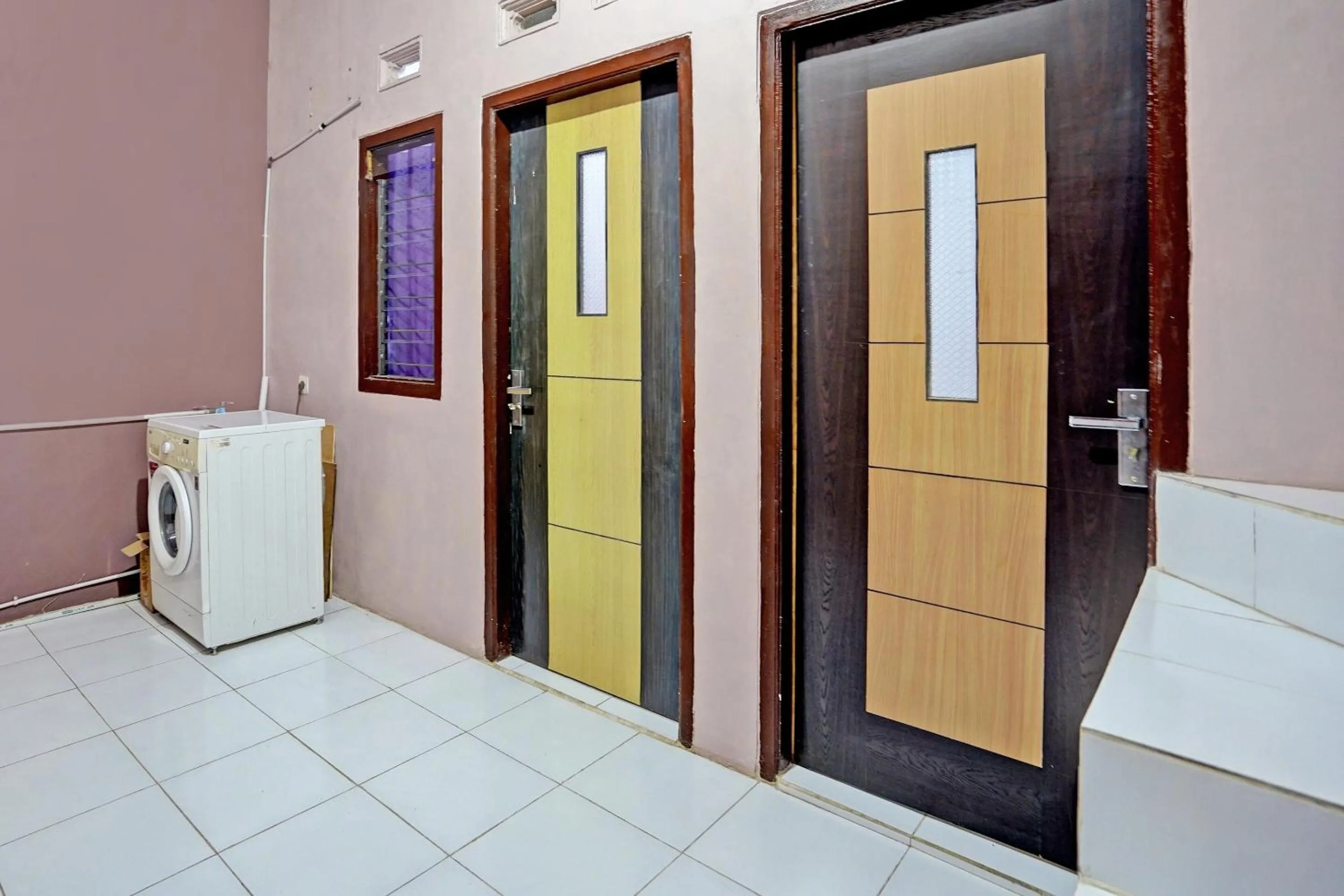 Lobby or reception in Hotel O Sobat Ijen HomestayNearSungai Prengsengan