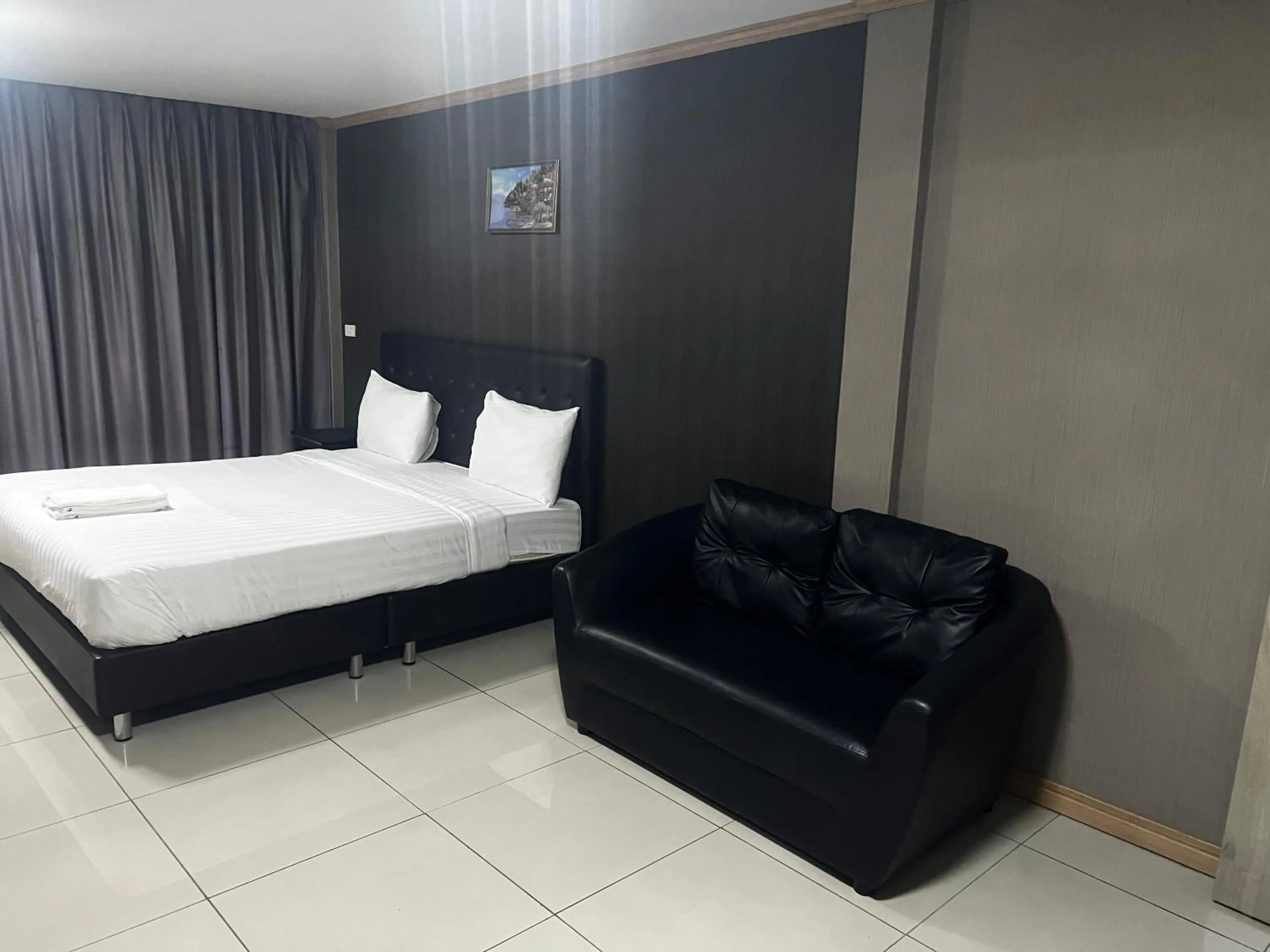 Seating area, Bed in Apsara Inn